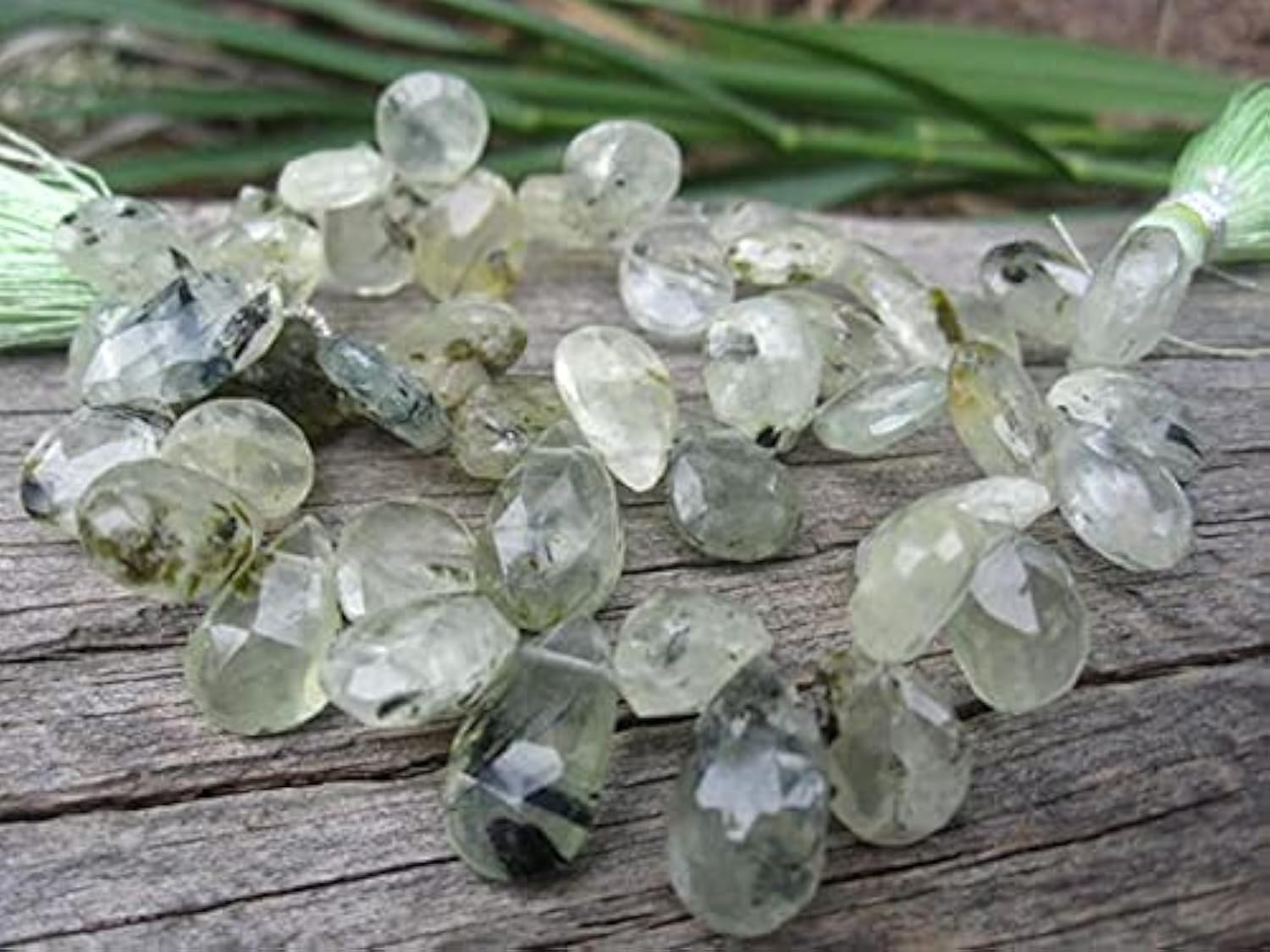 Pierre de préhnite haut de gamme briolettes facettées 11x8mm en fil