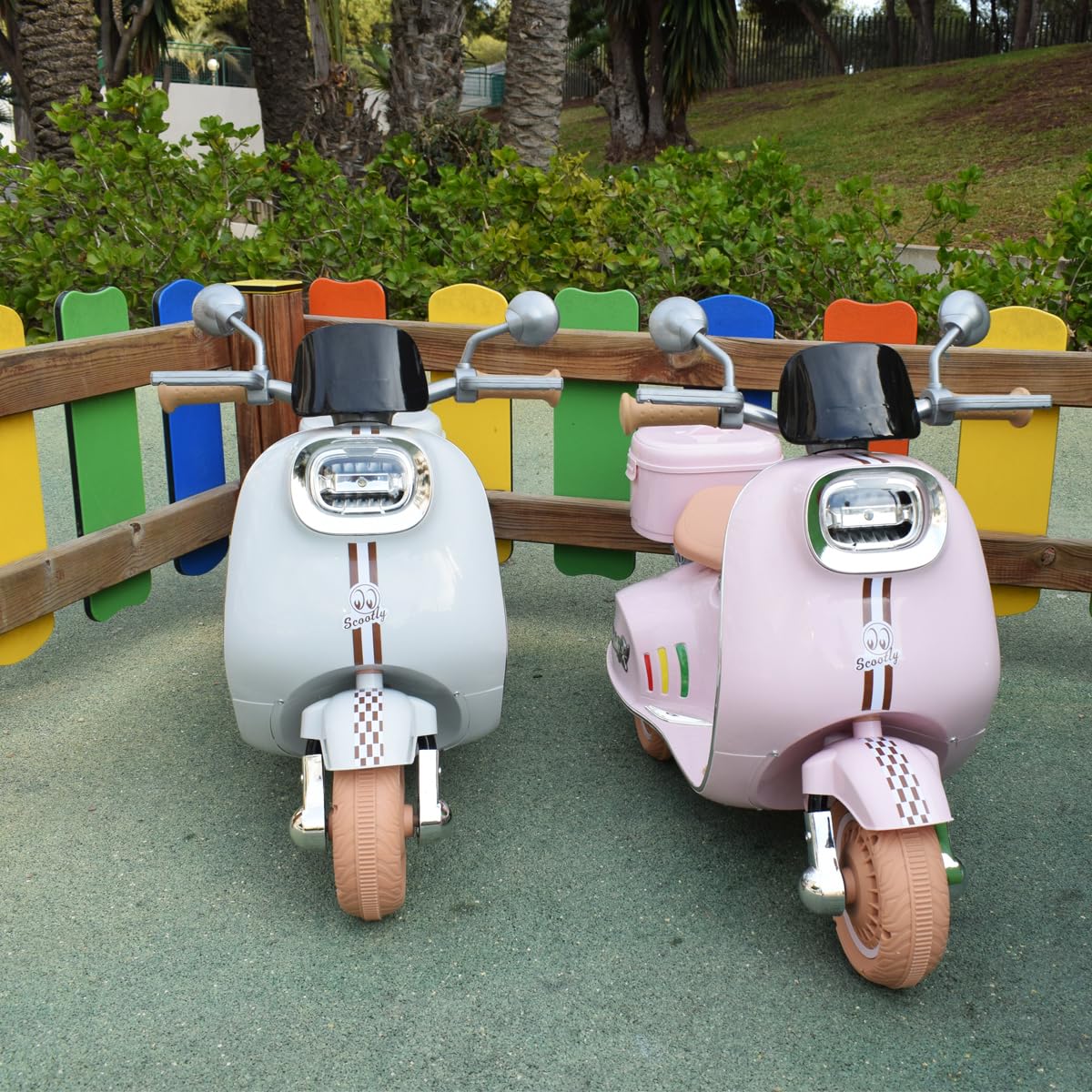 Twinly - Scooter elettrico per bambini con caricabatterie, acceleratore a pedale e funzionalità USB, luce e MP3 Bluetooth (Rosa)