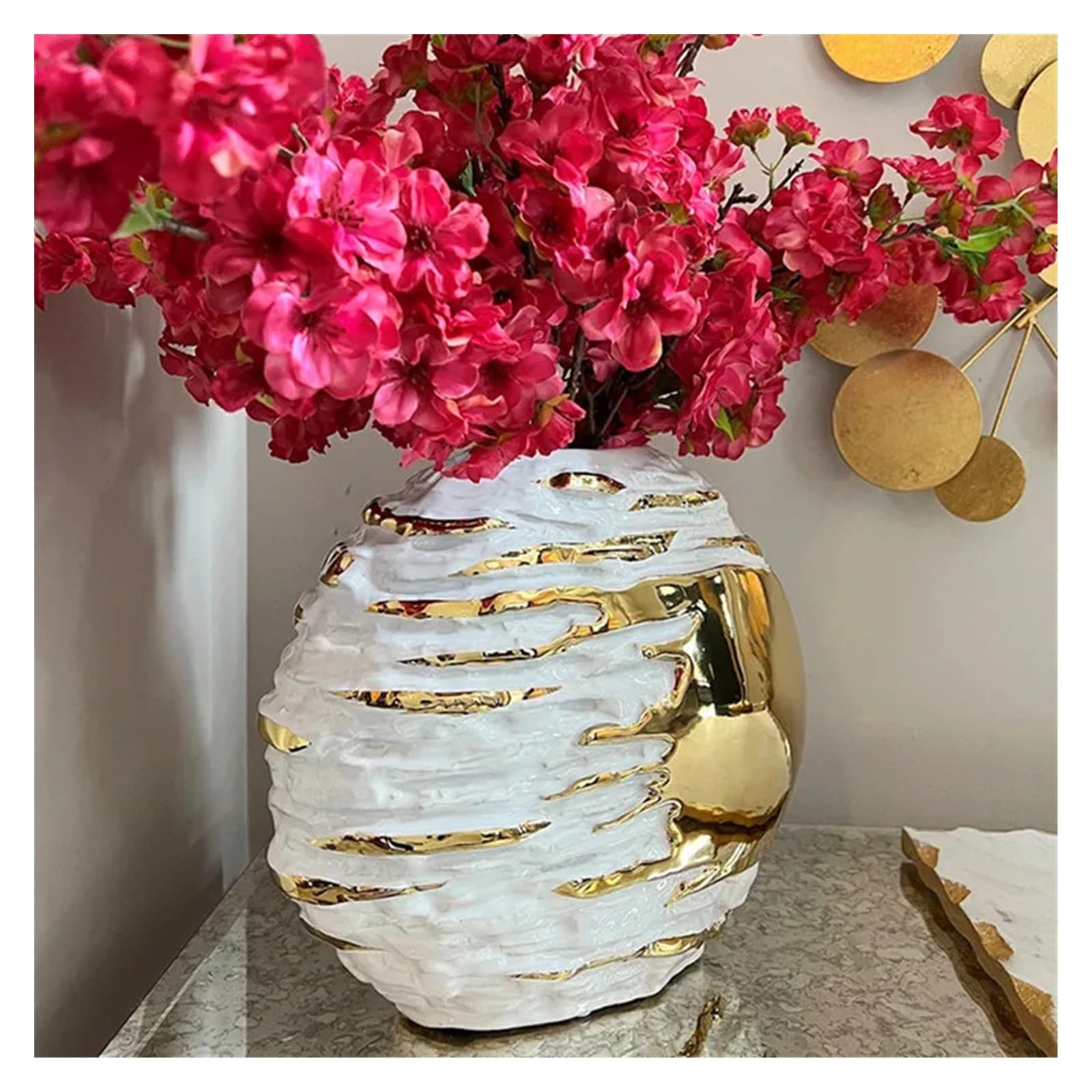 Vase en céramique dorée style nordique pour intérieur cosy