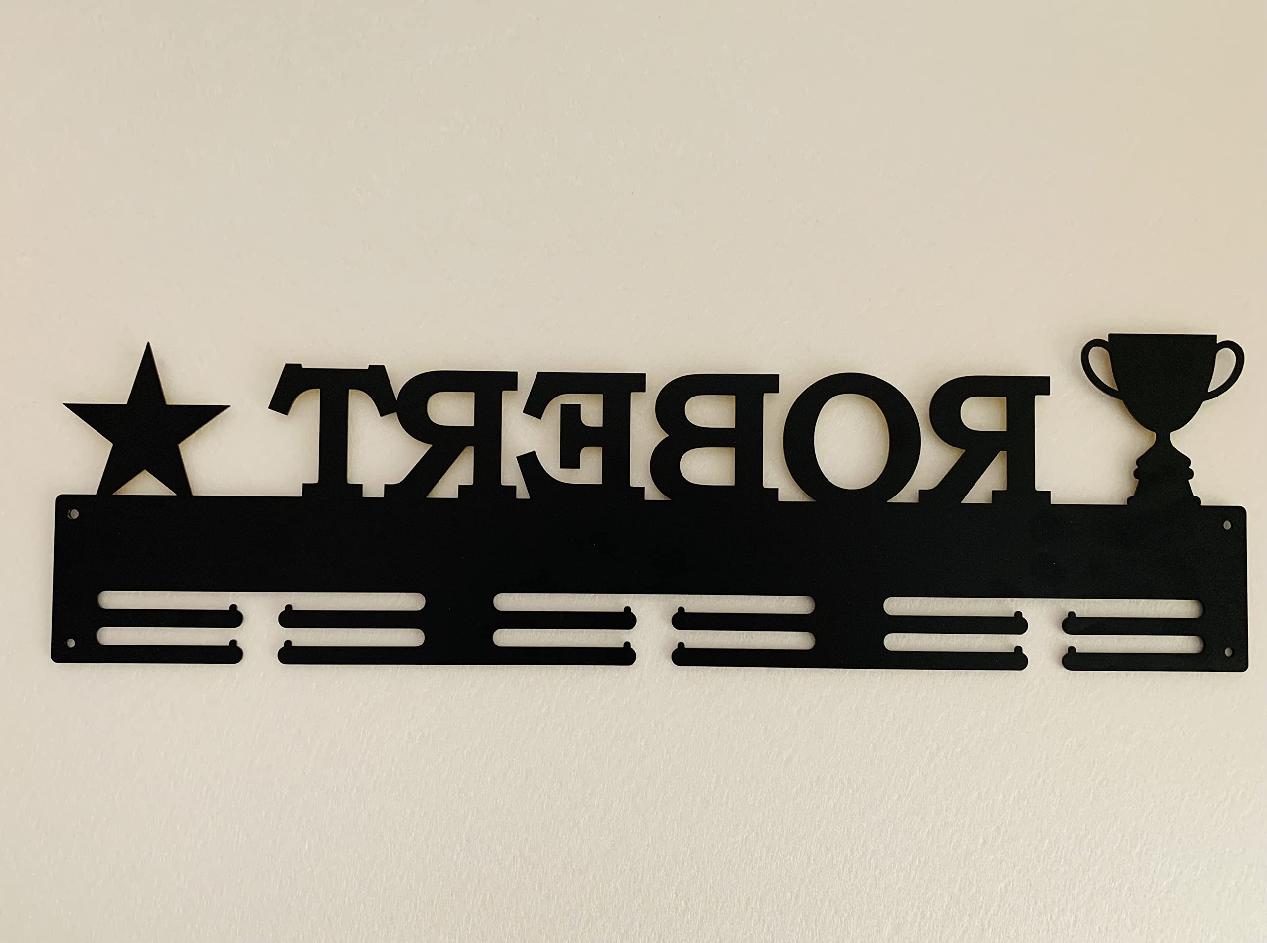 FranJohnsonHouse Personalisierter Medaillenhalter aus Metall mit Name, Sterne und Trophäen-Pokal, Geschenk für Athleten, Luxus Medaillenträger, Sportart Medaillen Aufhänger Medaillenständer (Design 2)