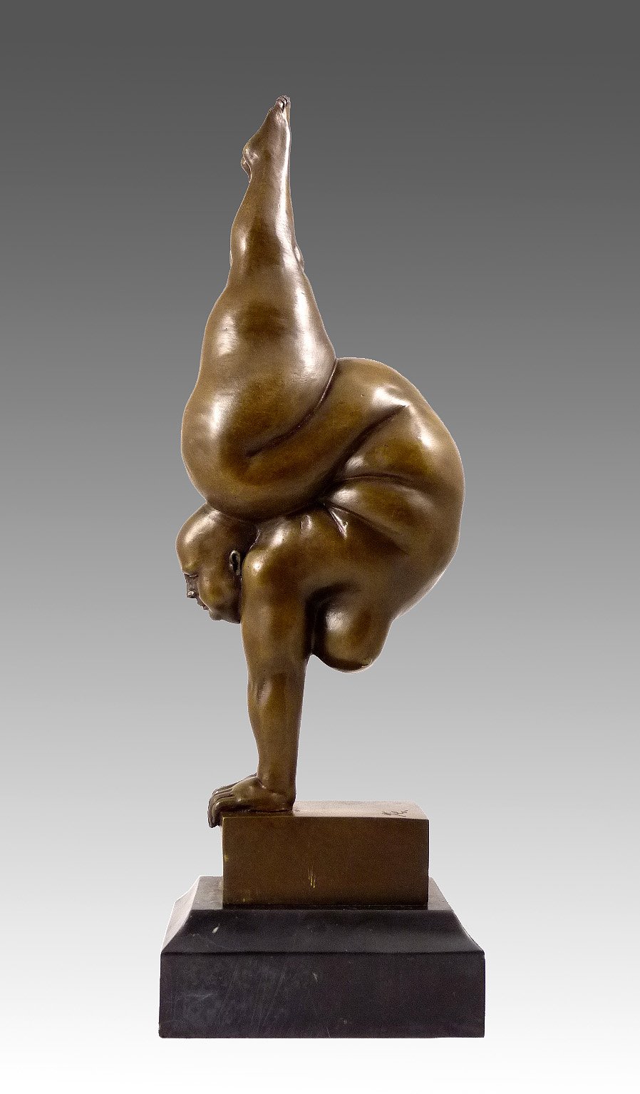 Femme nue au stand en bronze Milo : l'émotion pure de la sculpture moderne