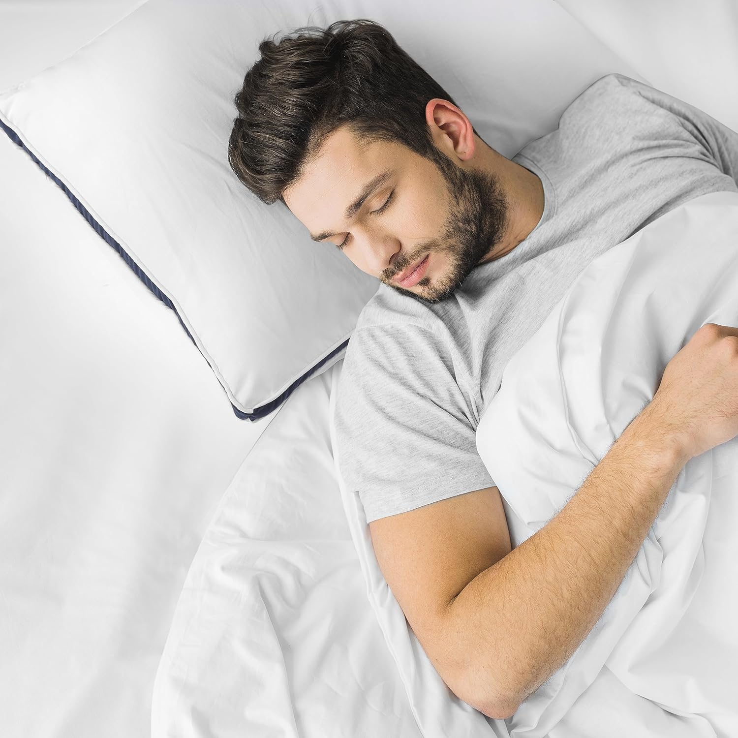 Utopia Bedding Oreillers 65 x 65 cm (2 Pièces), Rembourrage en Fibres Creuses Vierges 3D, Oreiller Doux et Facile à Entretenir (Bleu Marine)