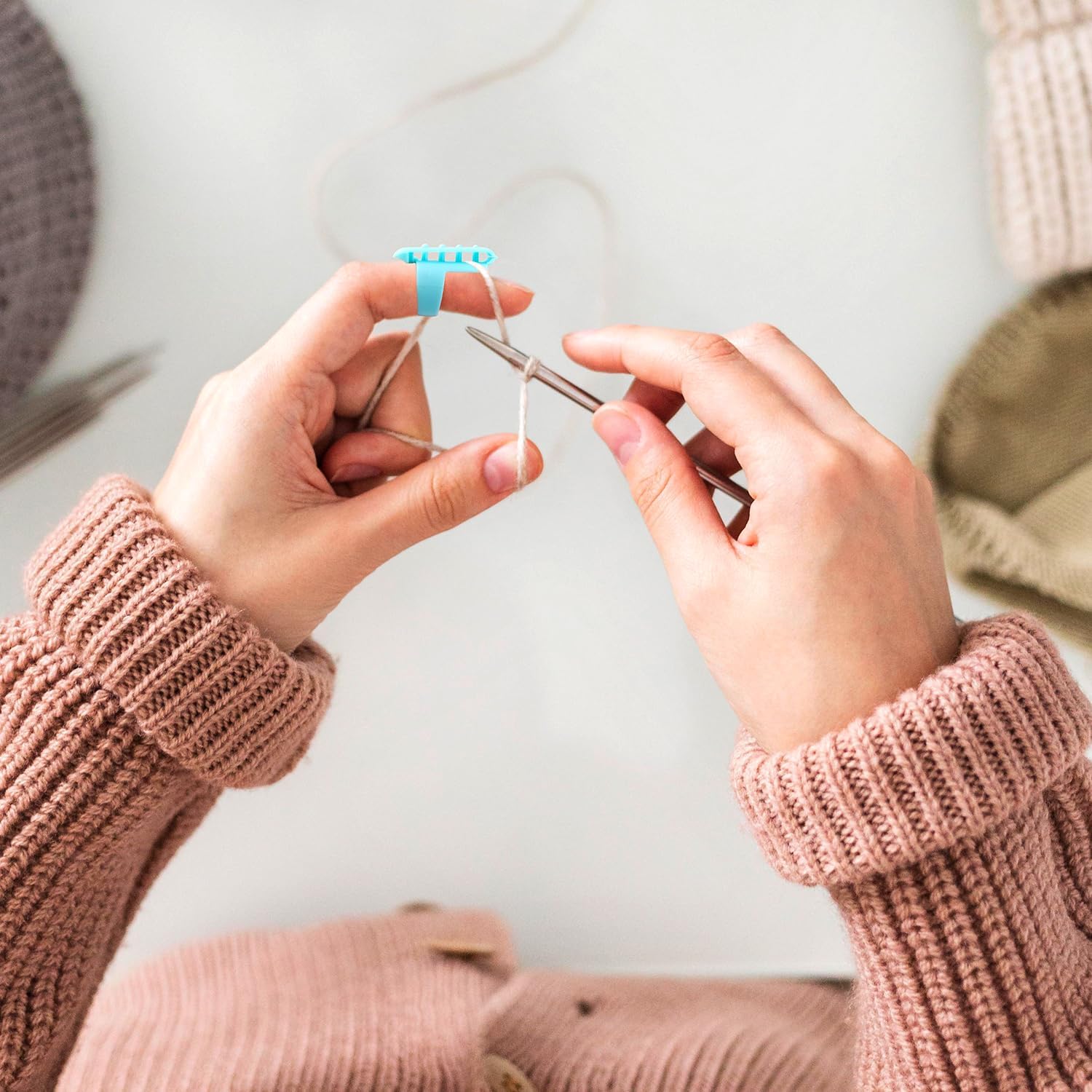 4pcs Yarn Guide Ring Crochet Knitting Tool, 4 Colors Finger Crochet Ring Plastic Yarn Guide Finger Tension Rings with Adjustable Open Yarn Separated Tools for Crocheting DIY Crafts Accessories