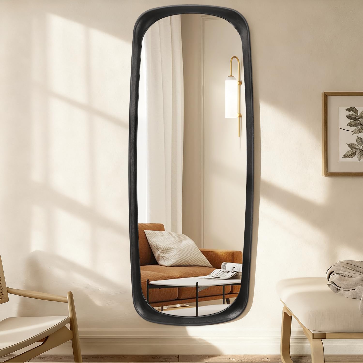Miroir sur pied noir en bois pour optimiser la lumière de votre salon contemporain