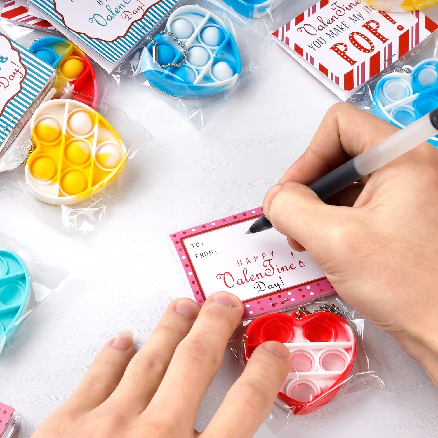 Valentines Day Cards for Kids，24 PCS Heart Pop Fidget Toys，Valentine Exchange Cards for Classroom School Party Favors Toddlers，Valentines Day Gifts for Kids Girls Boys