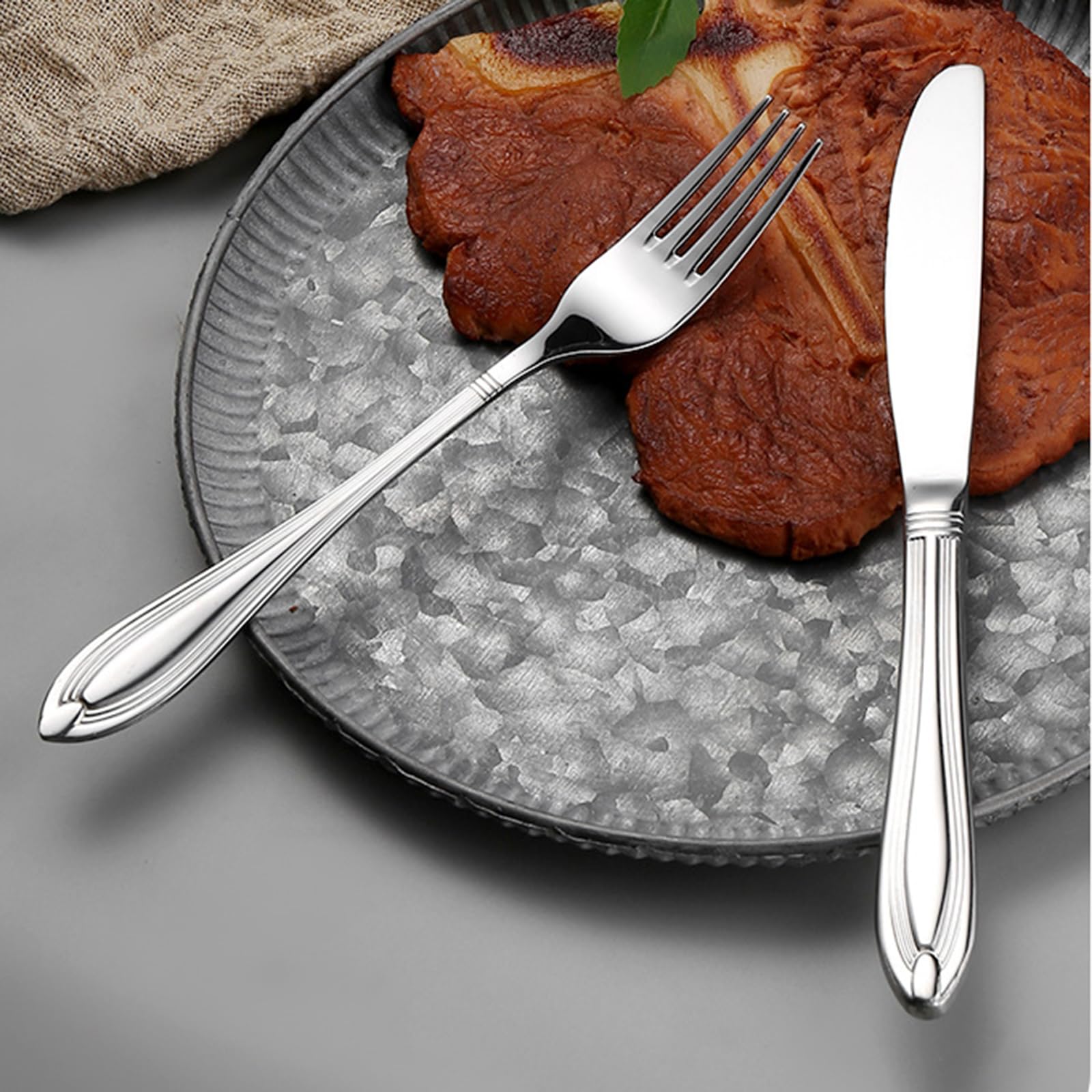 Ce Service de Couverts pour 16 Personnes Comprend Un Couteau de Table, Une Fourchette de Table, Une cuillère de Table et Un Couteau à Dessert. Il est doté d'un Manche raffiné et est fabriqué