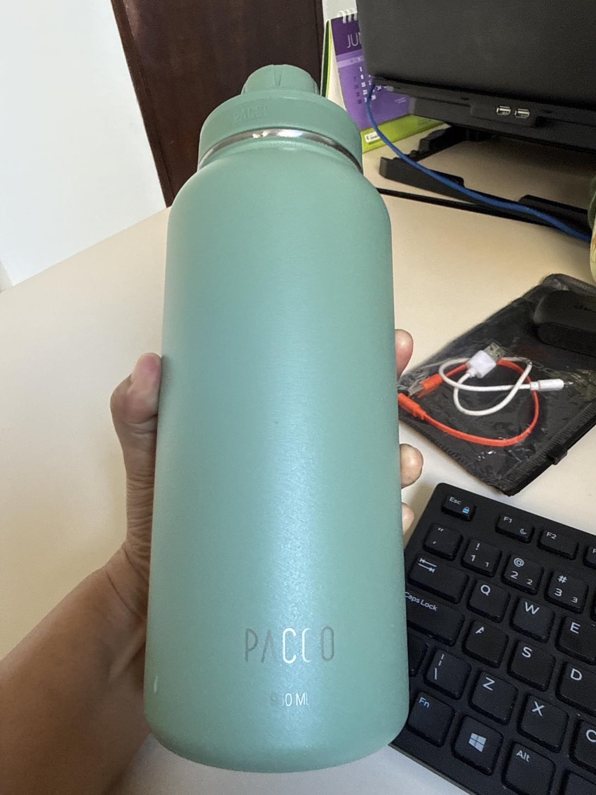 Acabamento real da garrafa termica estilo stanley Pacco