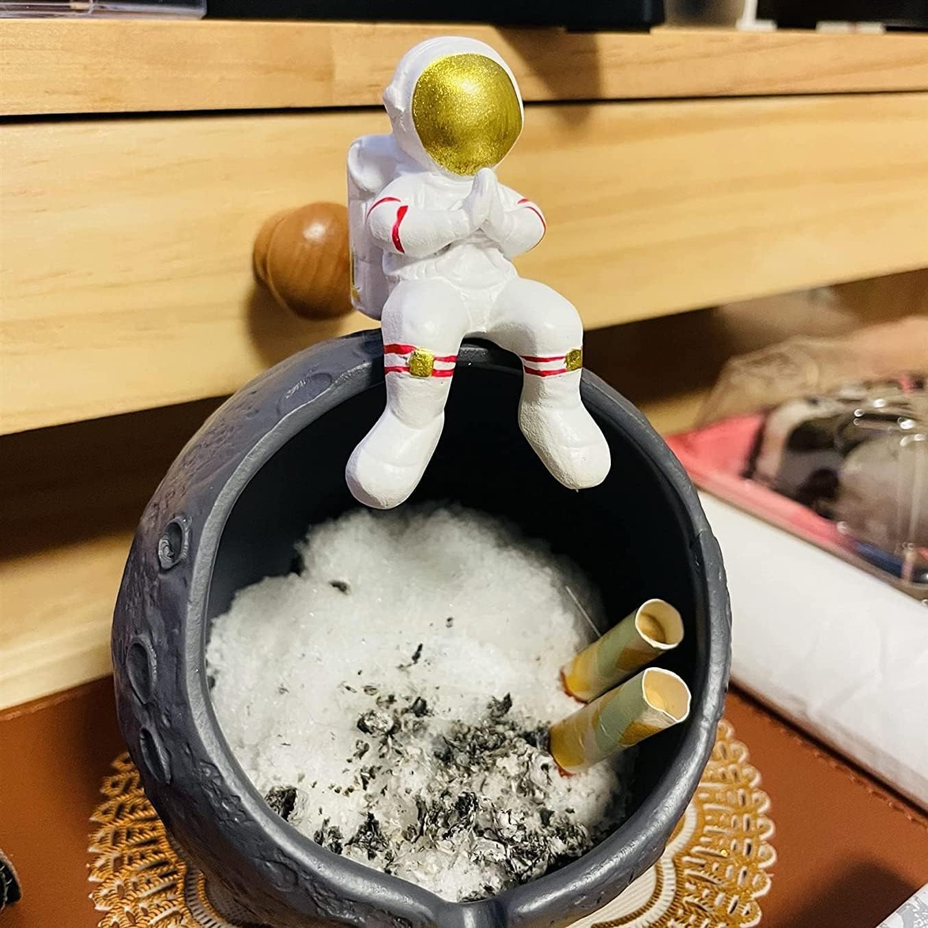 Windproof Resin Astronaut Ashtray for Cigarettes, Moon Astronaut Design Ashtrays Wih Holder Slot for Patio Home Office, size