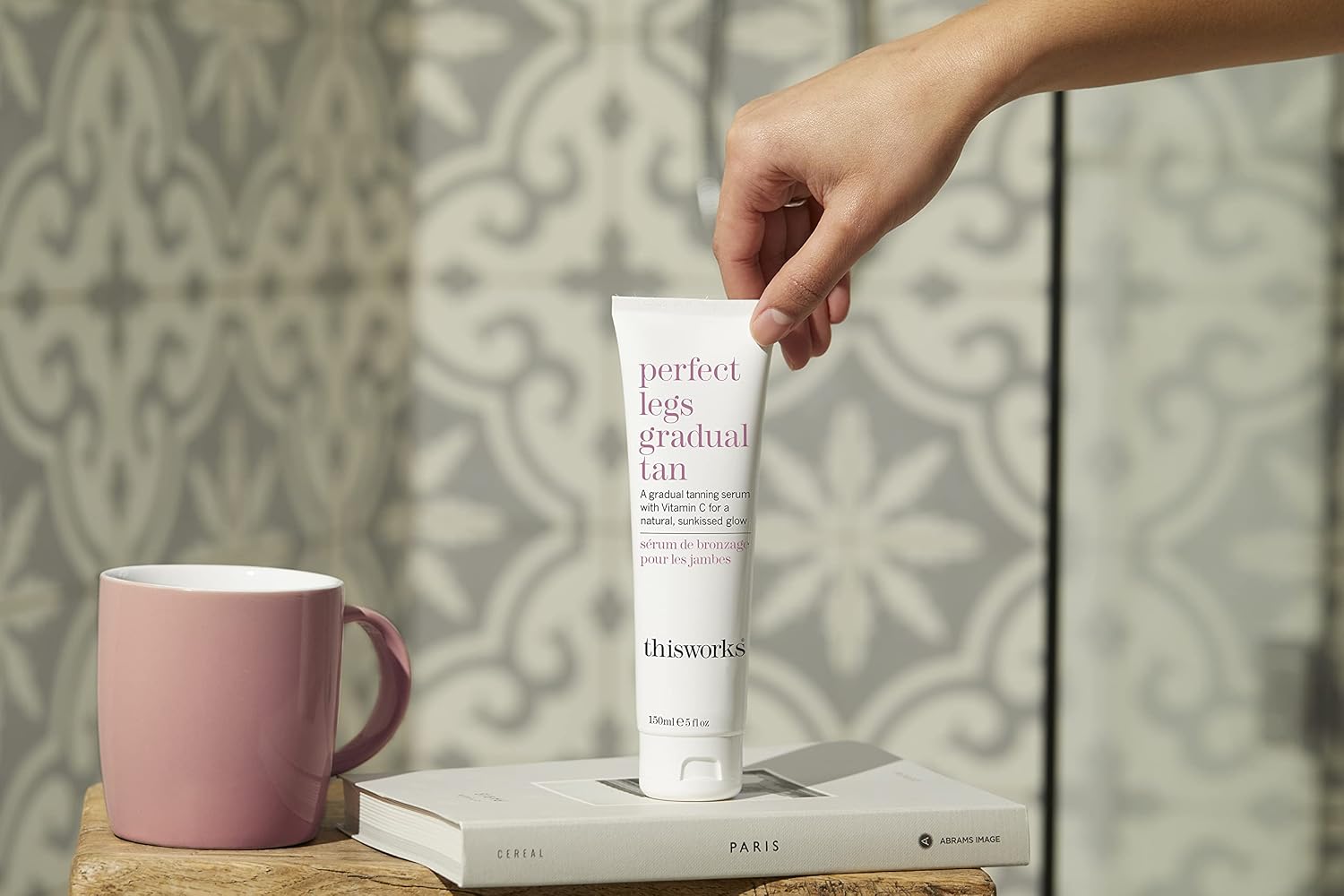 This Works Perfect Legs Gradual Tan, 150 ml, Streak-Free Self-Tanning Serum Infused with Vitamin E - Image 5