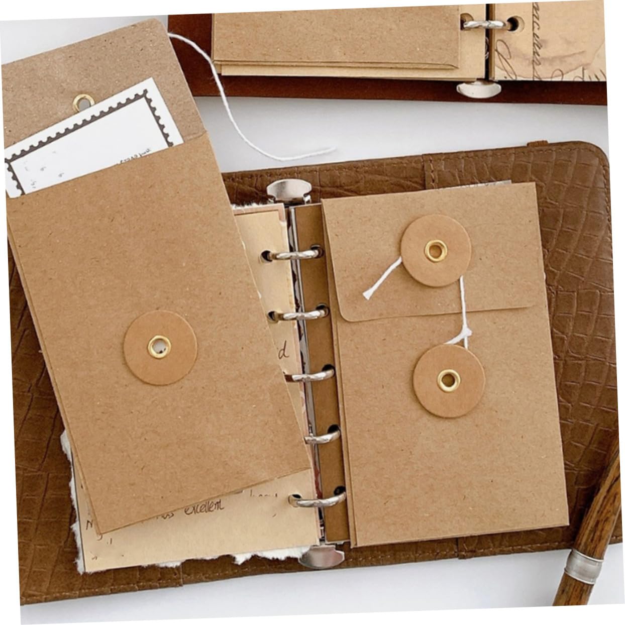5 Handgefertigte Quadratische Kraftpapierumschläge mit Knopfverschluss Vintage Stil für Grußkarten und Hochzeits Einladungen zur Praktischen Aufbewahrung