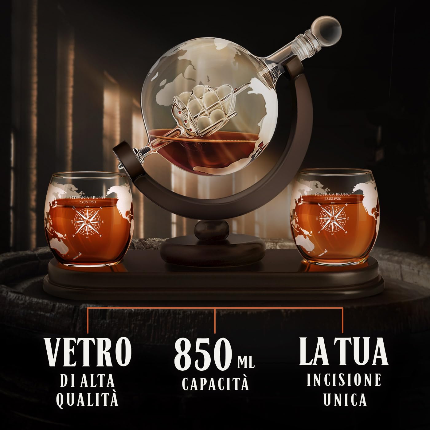 Maverton Decanter per Whisky in vetro - incisione personalizzata - Caraffa a forma di mappamondo da 850 ml + 2 bicchieri whisky - idee regalo donna - regalo di Natale - bussola