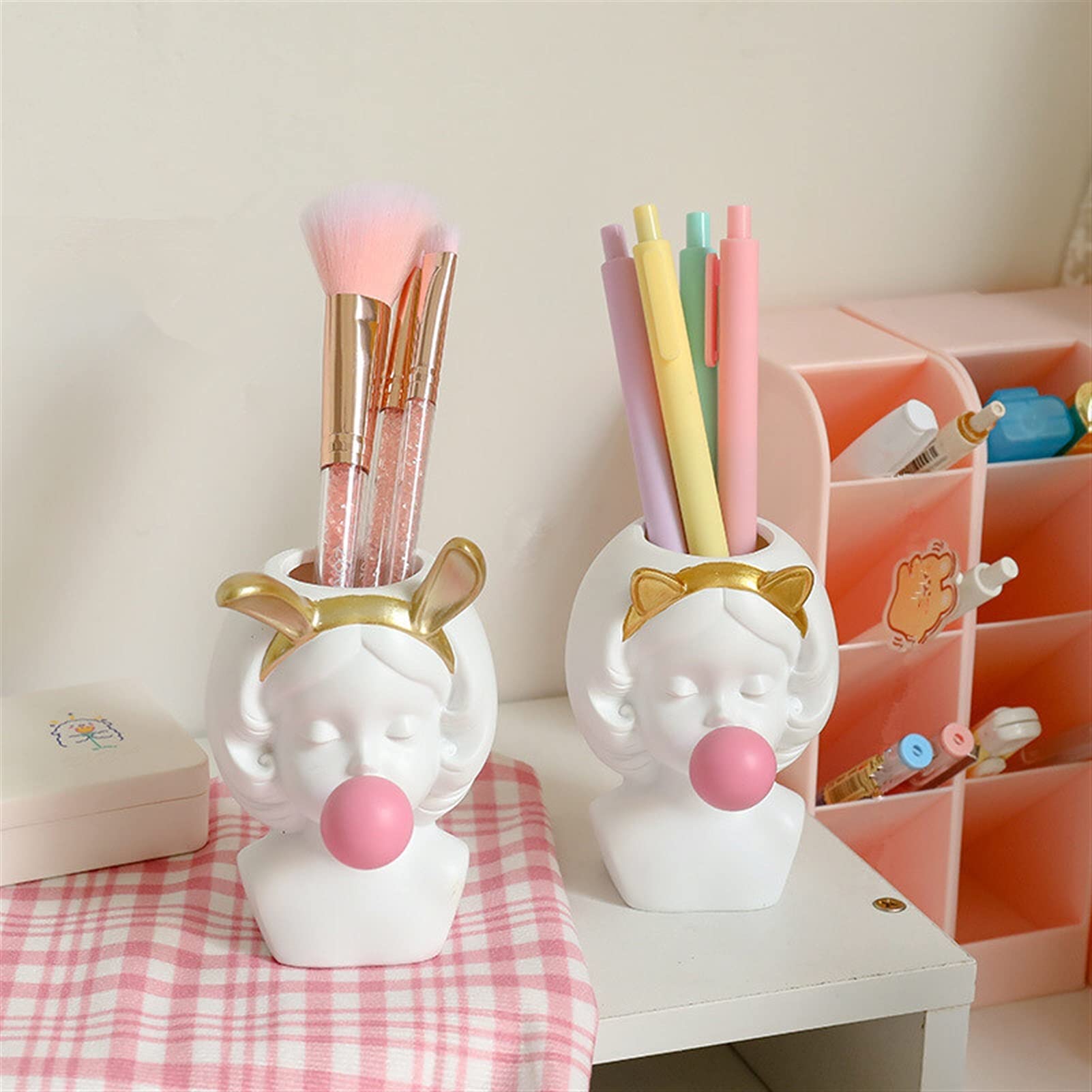 Pojemniki na ołówki Cute Girl Bubble Gum Figurine Pen Holder Ołówek Uchwyt Biurko Organizator Makeup Szczotka Organizator Kwiat Garnka Rzeźba Waza papeteria