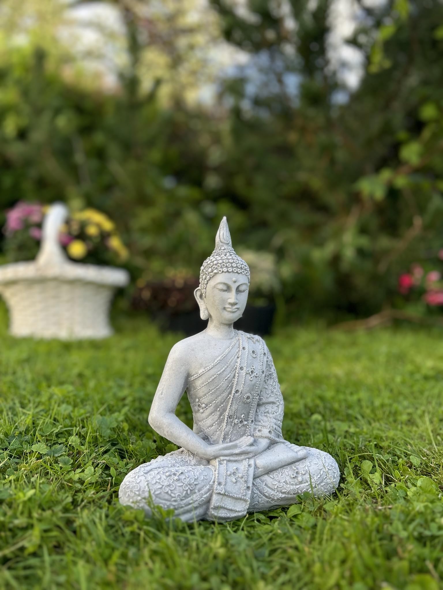 FABRIQ Budda Figur, Thai Buddha Statue Steinguss, drinnen und draußen, grau, wetterfest, massiv L:15 cm W:25 cm H: 30cm Gewicht: 3kg