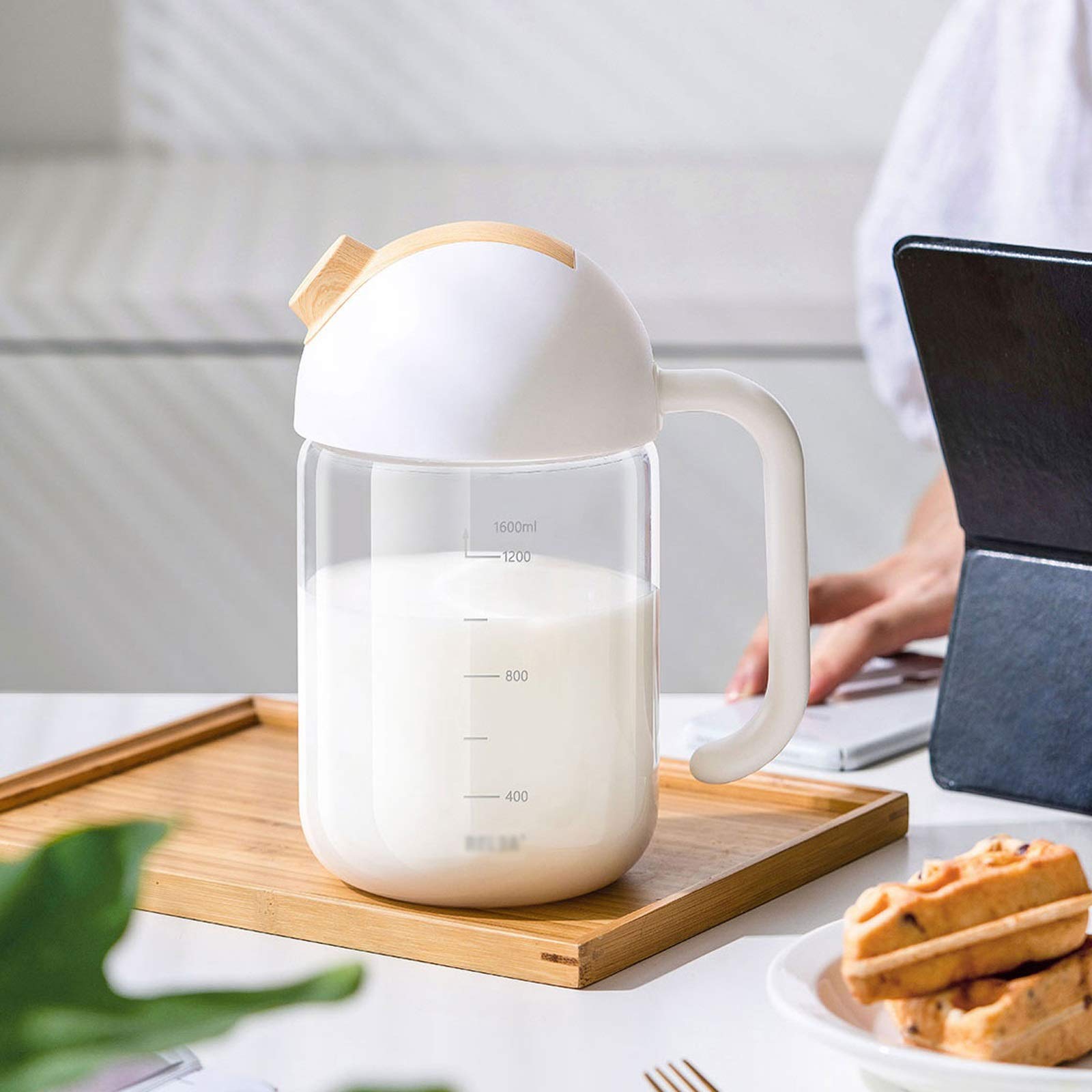 Pichet Le pichet de Verre de Grande capacité avec Couvercle Peut automatiquement Ouvrir et Fermer Le taitle à Froid en Verre avec Une échelle de précision (1,6L / 2L) Pichets (Size : 1.6L)