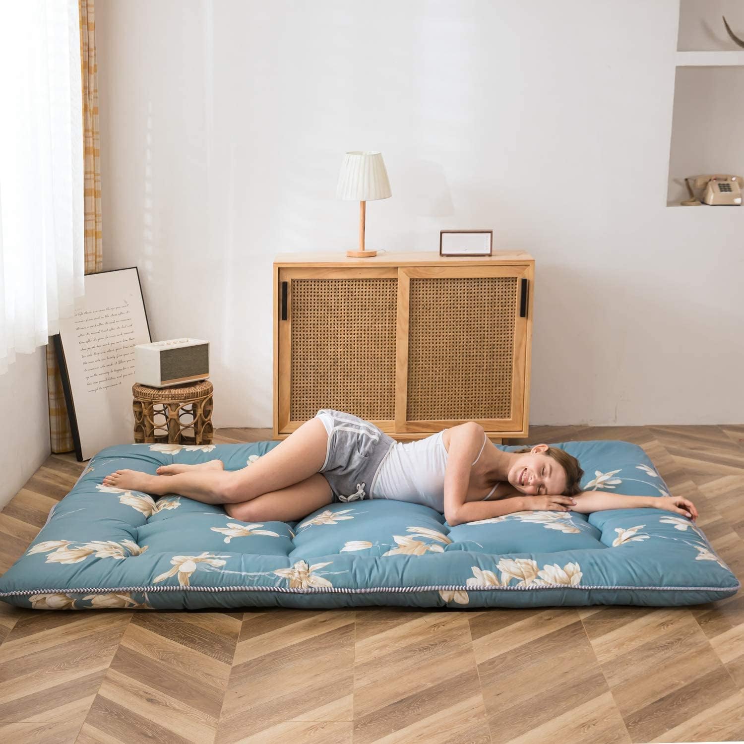 Maxyoyo Materasso da pavimento giapponese, materasso futon, tatami spesso, pieghevole, arrotolabile, per dormitorio, cuscino per pavimento (fiore blu, matrimoniale)