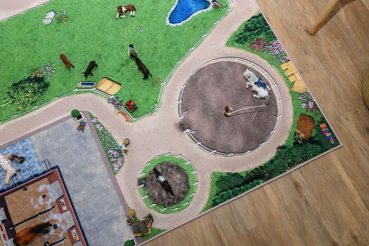 tappeto da gioco per cameretta con maneggio, campo di equitazione e scuderie. Ideale per piccoli amanti dei cavalli, compatibile con Schleich® e Playmobil®. 160 × 120 cm
