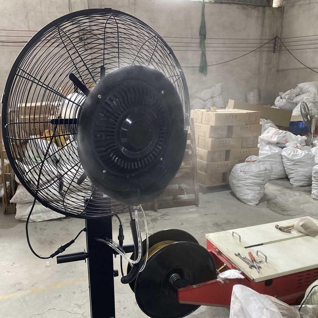 Ventilador industrial de pedestal de 66 cm, ventilador de nebulización de alta velocidad con 3 velocidades, rociador de agua oscilante para uso en interiores e invernaderos