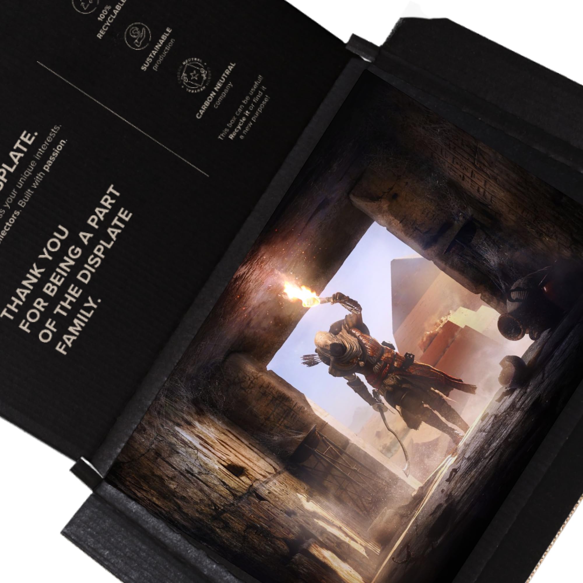 Displate - Poster aus Metall - Einfache Montage ohne Bohren - Assassin's Creed - AC Origins Key Art - In the Pyramids - Größe M - 32 x 45 cm Matt
