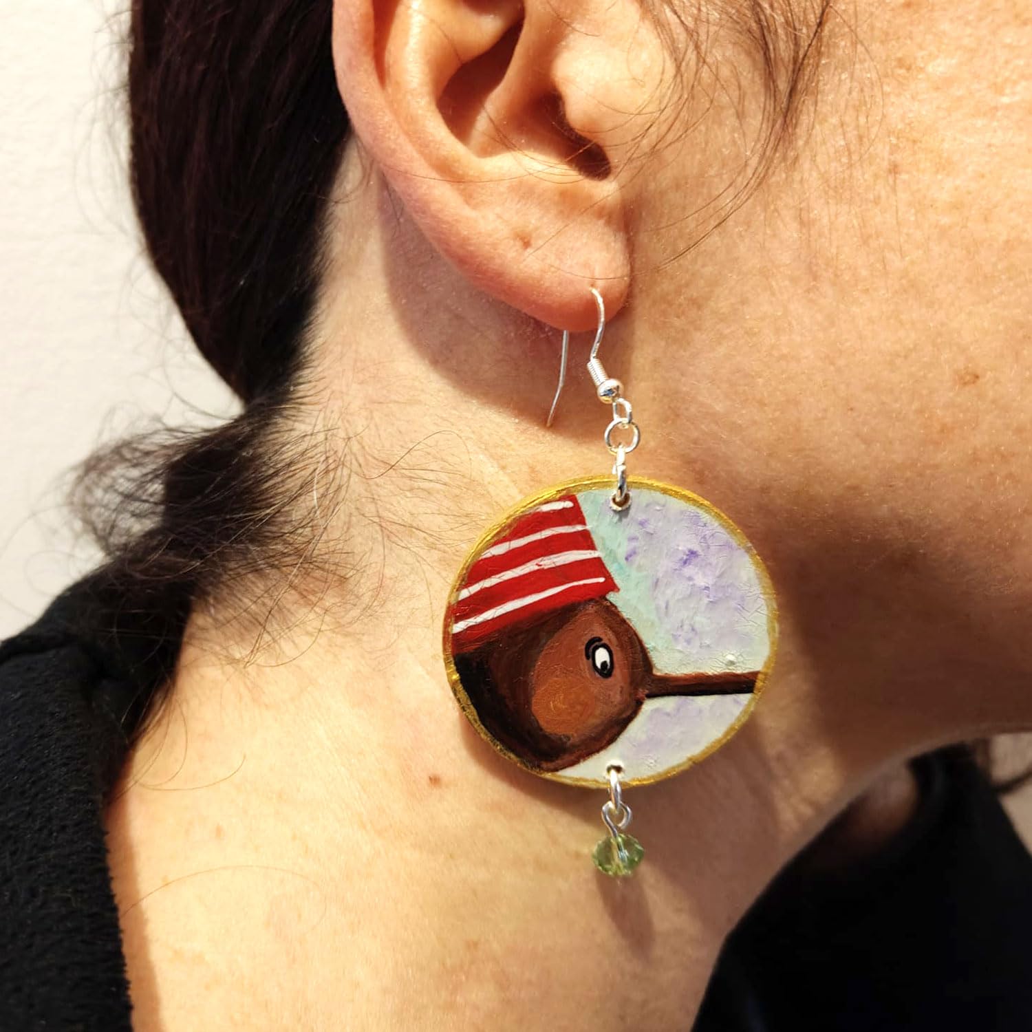 Pendientes pintados a mano - PINOCHO de Collodi - Asimétricos de mujer, joyas ligeras, ganchos tipo monachella de plata, Made in Italy, Elaboración artesanal, Idea de regalo, Bisutería original