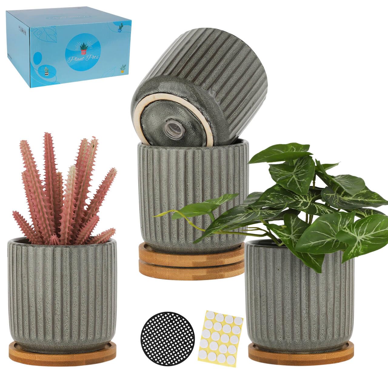 Pots de fleurs en céramique et plateau bambou pour créer un coin de nature serein