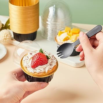 KAHEIGN 50Pcs Mini Cake Tins with Lids and Spoons, 150ml Round Aluminum Foil Baking Pans Small Loaf Cups Tart Pie Cupcake Containers for Bread Dessert Wedding Birthday Picnic Party (Black Gold)
