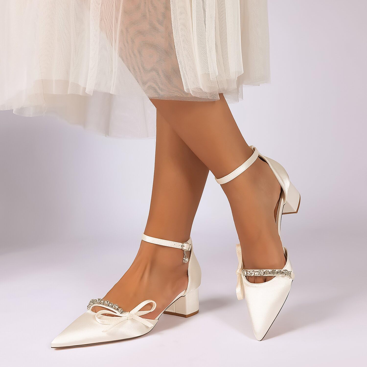 Weiße Satin Blockabsatz Hochzeitschuhe für die Braut, Spitze Zehen mit Knöchelriemen
