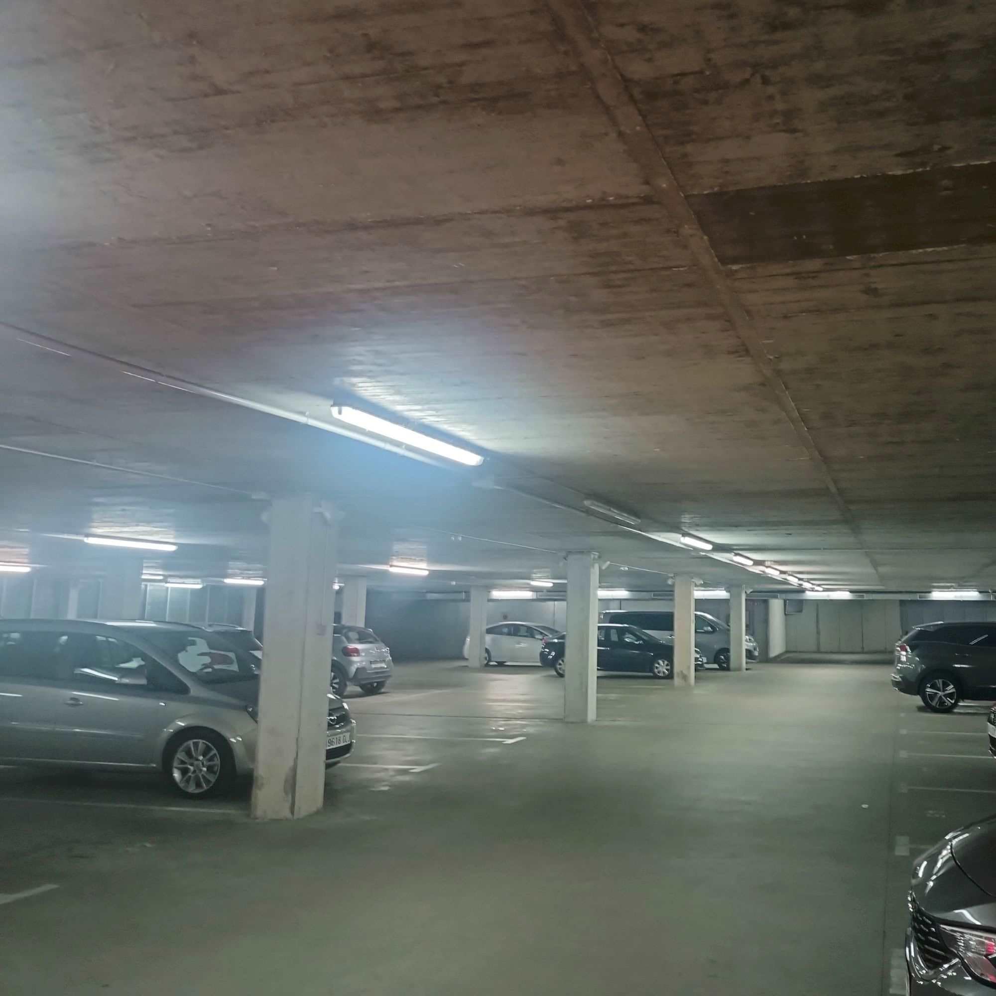 BARCELONA LED Luminaire étanche pour tubes LED de 2 x 150 cm, indice de protection IP65 – Boîtier robuste en polycarbonate, douilles G13 incluses. Idéal pour les entrepôts, garages et parkings.