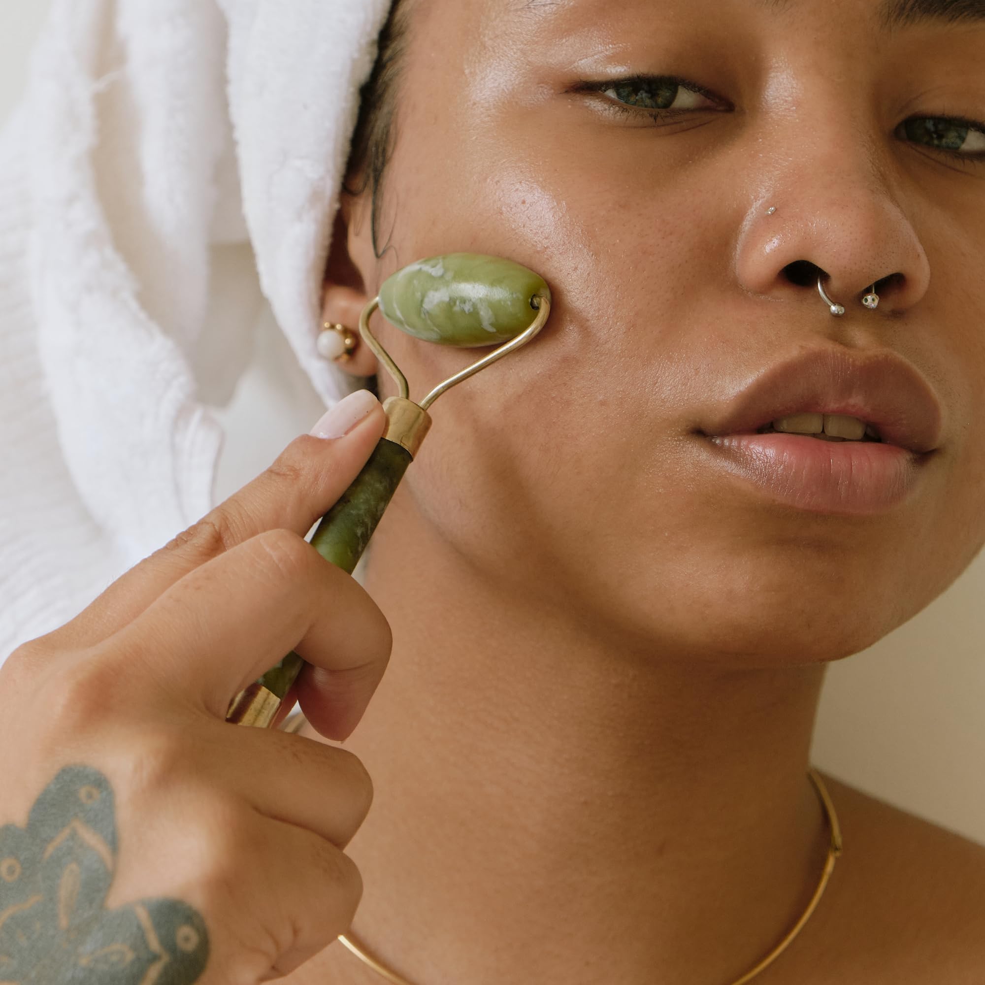 Set GuaSha Facial y Rodillo de Jade 100% auténtico | Masajeador Facial con Rodillo Liso, Rodillo Dentado y Piedra Guasha | Kit Reafirmante y Drenaje antiarrugas para tonificar la piel