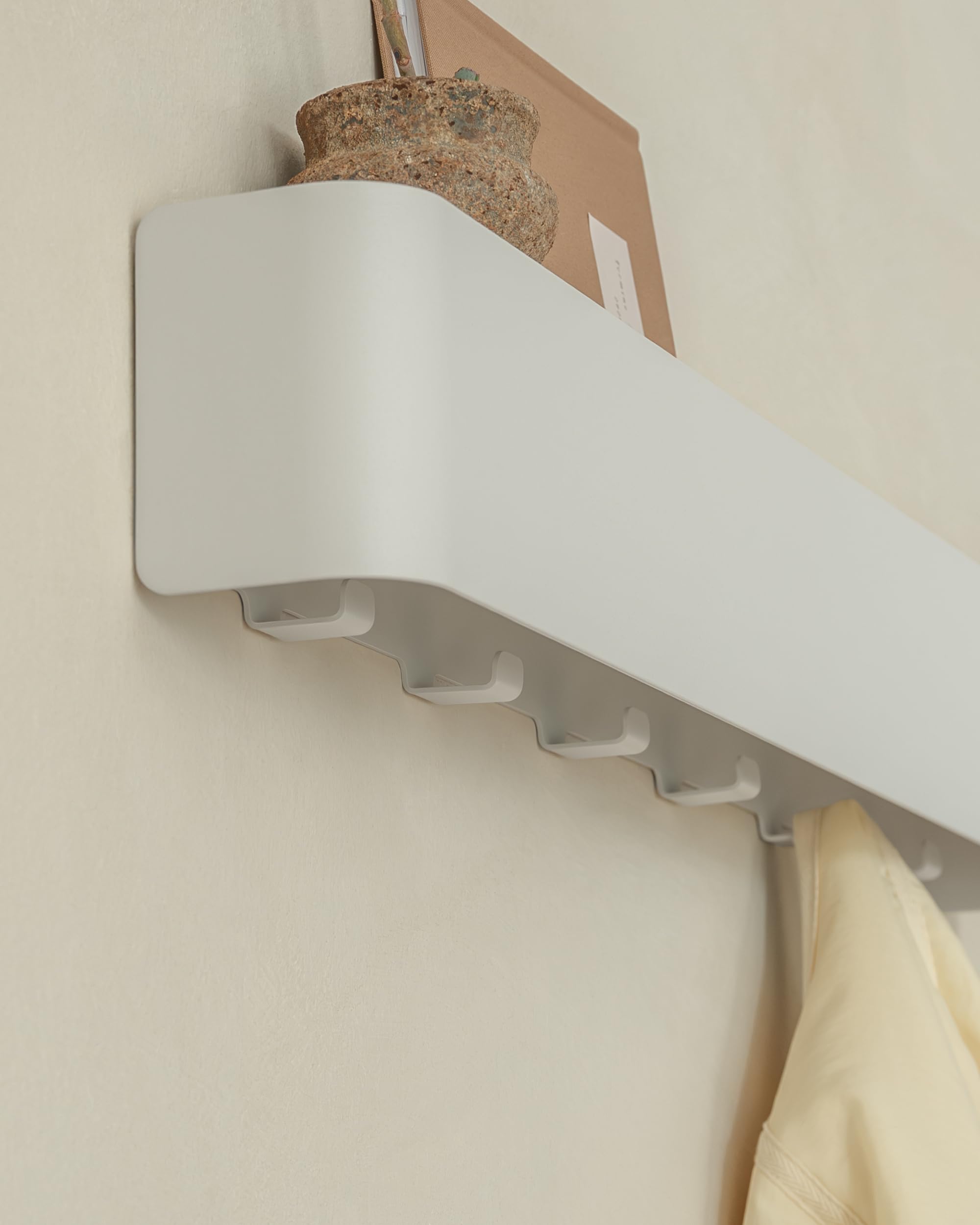 Kazai. Appendiabiti da parete design 'Tone' | Appendi abiti moderno con porta giacche da muro e mensola | Attaccapanni in metallo da ingresso | Bianco