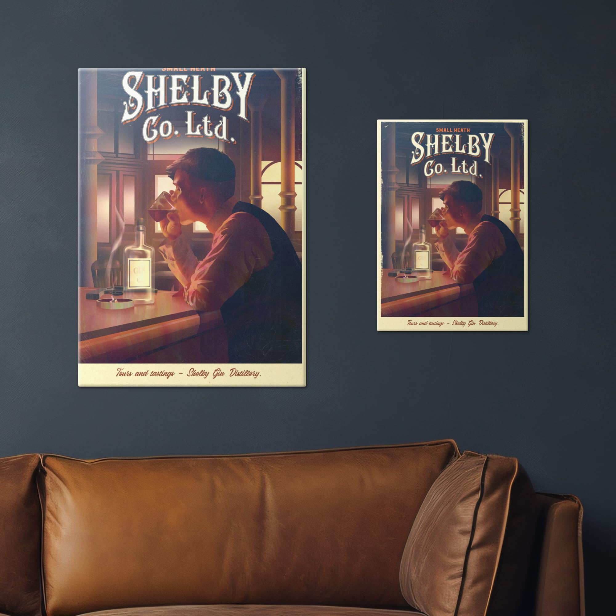 Displate Metall poster Peaky Blinders Shelby Gin Distillery Größe M | Moderne Bilder Wohnzimmer, Wandbilder für Schlafzimmer. Wanddeko & Geschenk. Wandkunst mit Magnet-Befestigung, ohne Bohren.