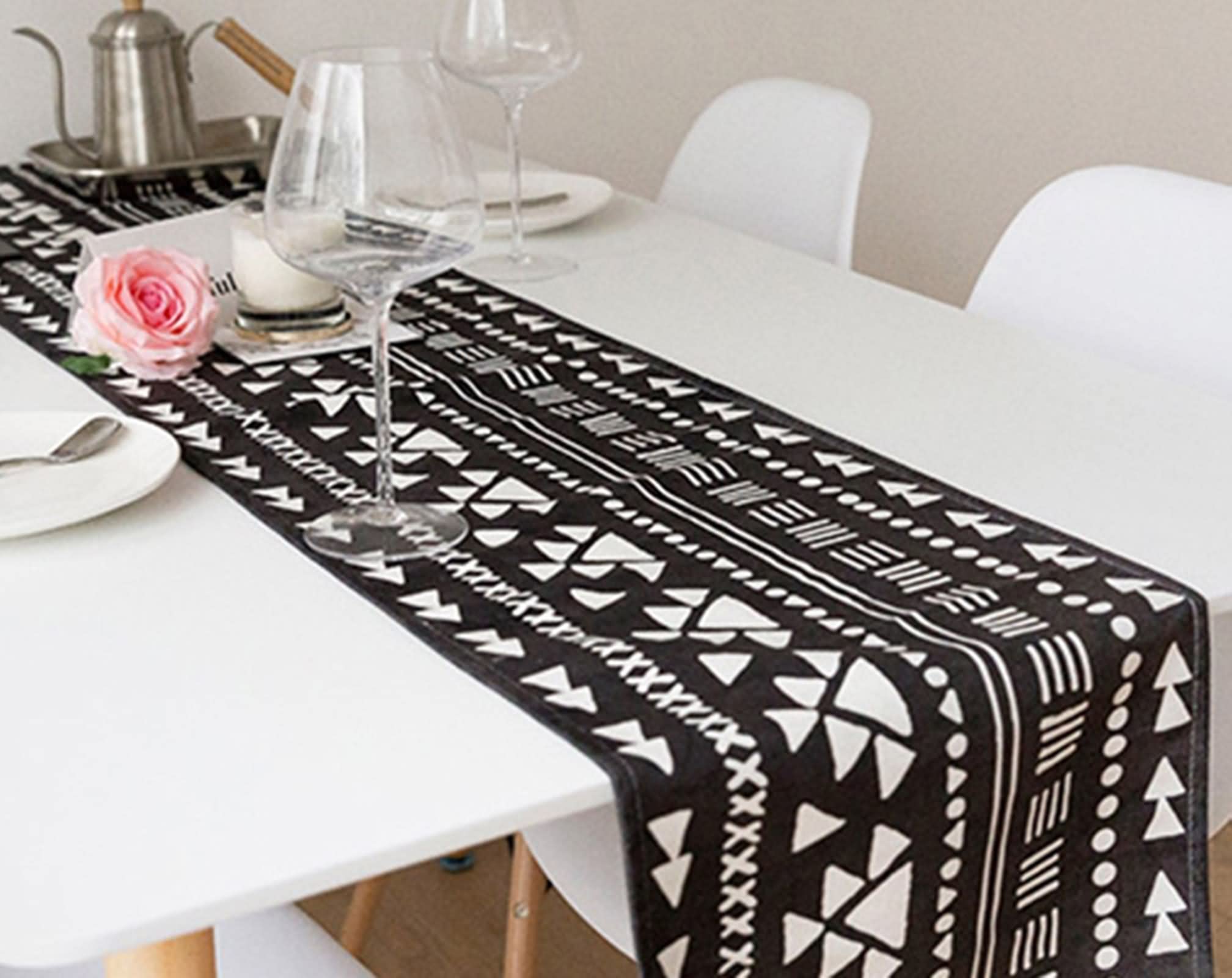 Tischläufer, Weihnachts Tischdekoration aus Polyester Geometrisches Rundes Dreieckmuster mit Quasten Schwarz Weiß 50x180CM für Abendessen
