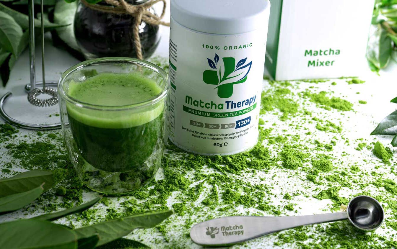 MatchaTherapy 30+ zestaw, Bio Matcha w proszku do herbaty 60 g + mikser + łyżka pomiarowa, zawartość katechiny EGCG, przetestowana co najmniej 30 mg/g, jakość premium, zielona herbata z Japonii