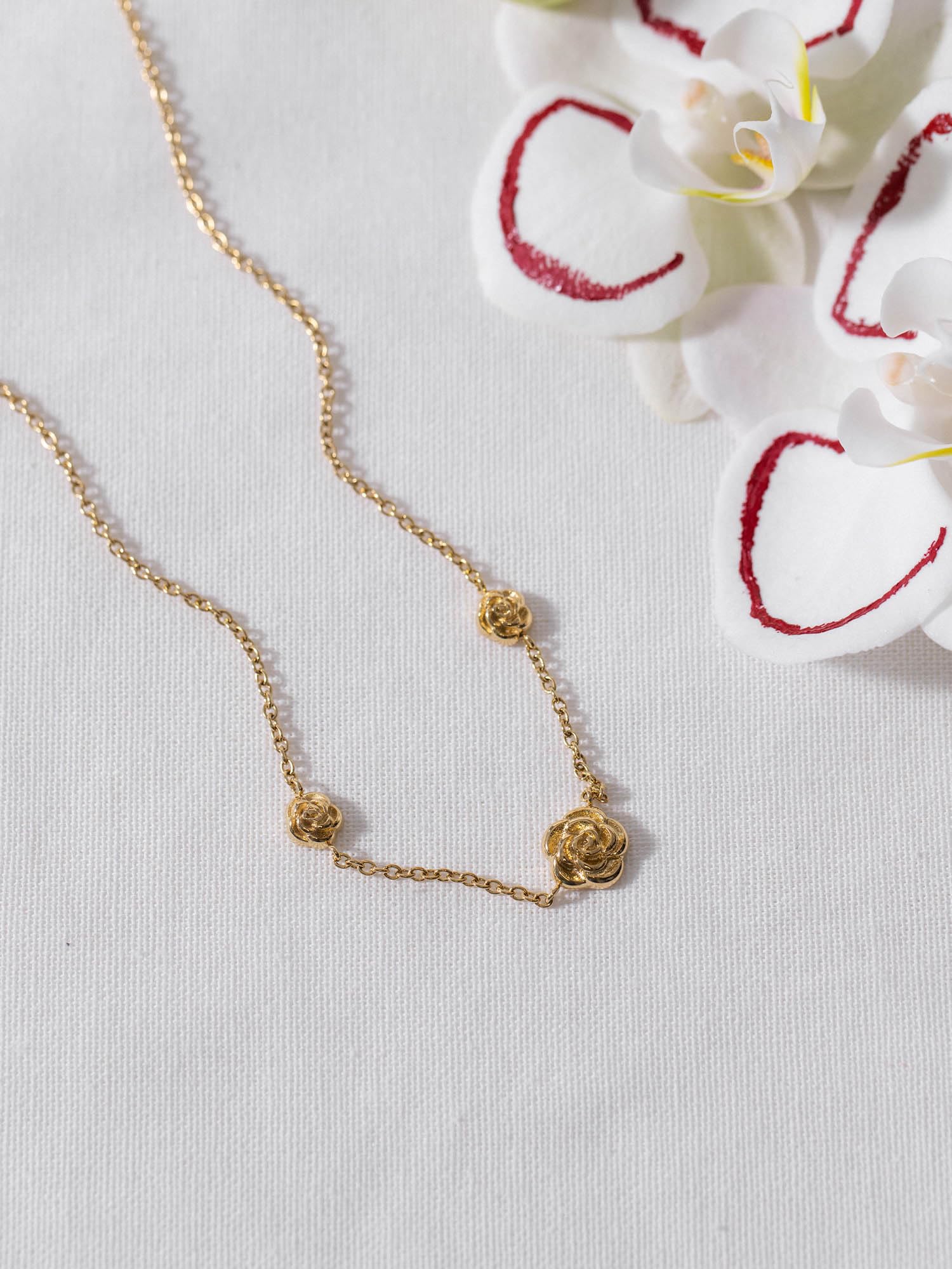 Purelei Velvet Rose Kette – wasserfest & verstellbar | Edelstahlkette mit drei Rosen-Anhängern & 14K/18K Vergoldung | Vintage-Eyecatcher mit romantischem Flair
