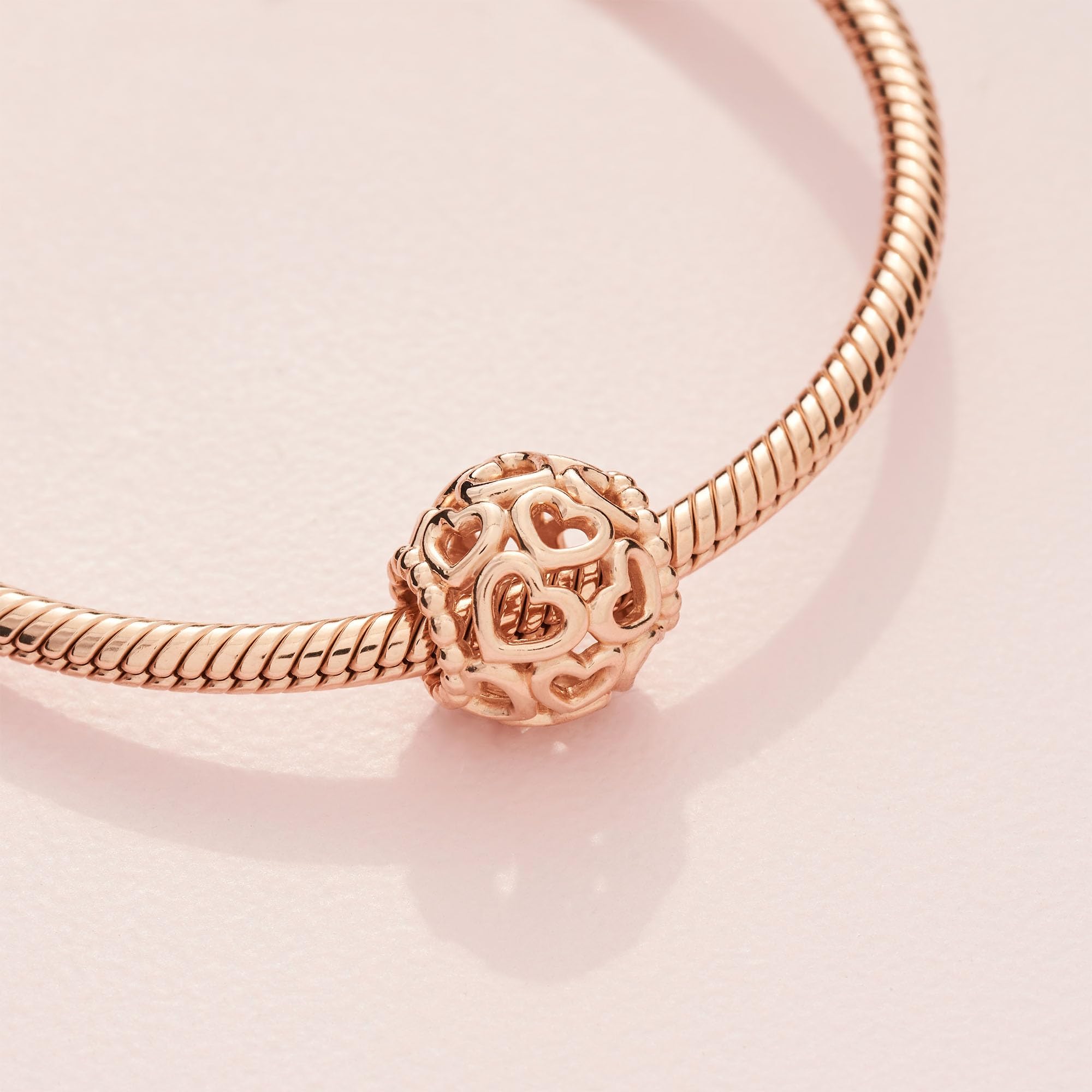 PANDORA Charm All Over Herzen 14 Karat rosévergoldete Metalllegierung Moments Collection