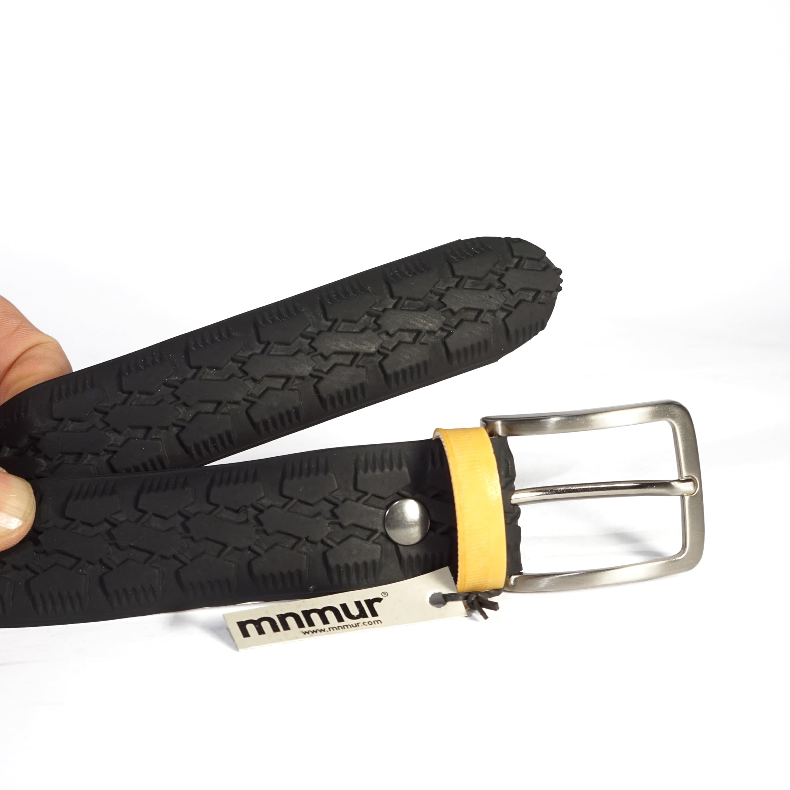 MNMUR Cintura Uomo Nera Elegante e Sottile in Tessuto Riciclato da Copertone di Bicicletta - Fatta a Mano in Italia - Taglia S/M (girovita 92.5-105 cm), Fibbia da 3,5 cm, Lunghezza 118 cm