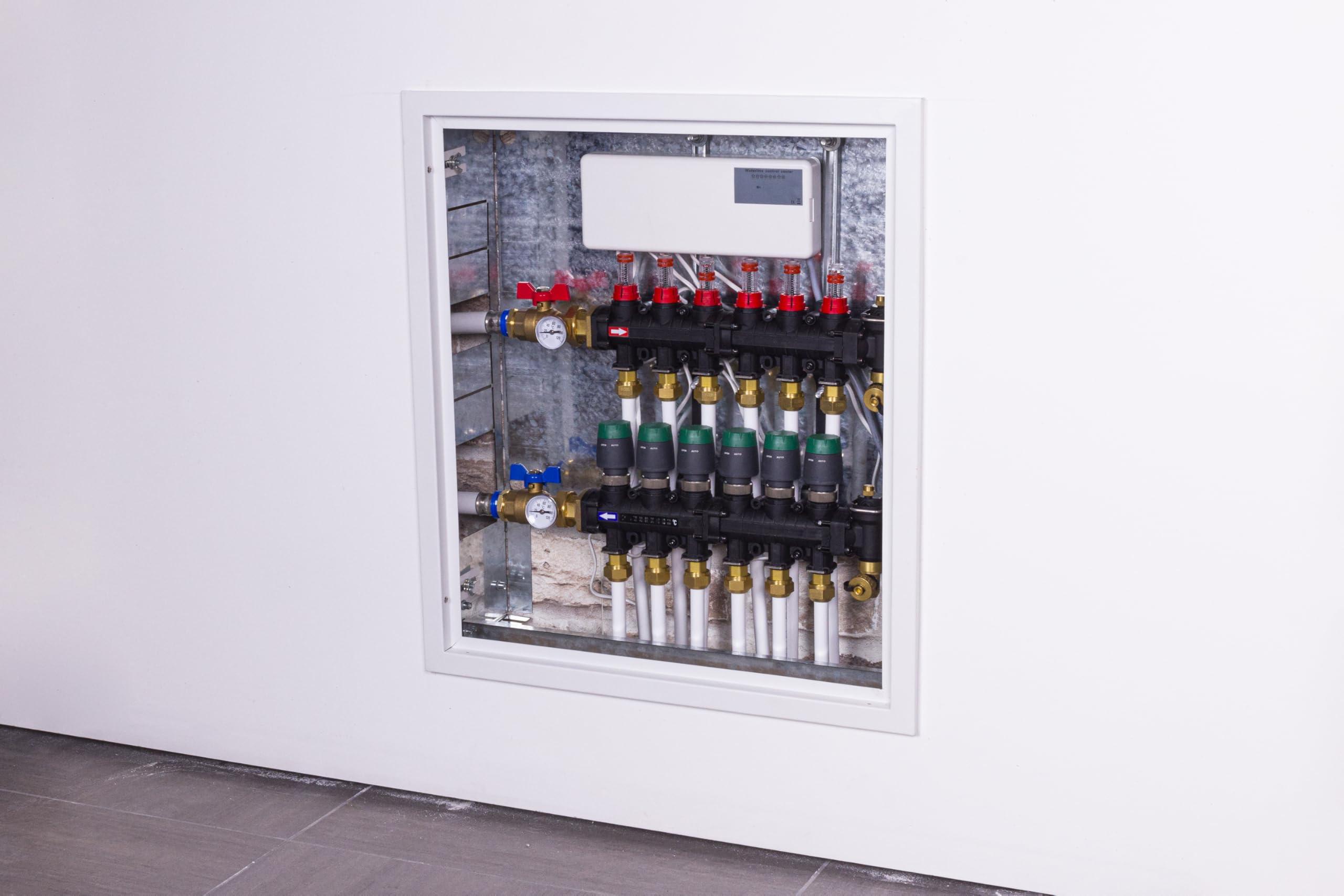 Coffret métal encastrable pour collecteurs de 2 à 6 départs avec un système d’ouverture rapide et une porte amovible, pour une installation discrète dans le mur NOYON & THIEBAULT