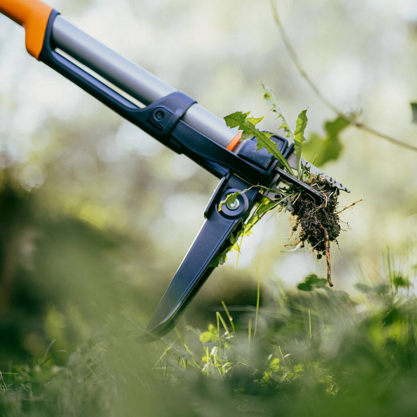 Fiskars Ergonomic Garten-Komplett-Set, 4-teilig, Unkrautstecher, Hacke, Blumenkelle und Gartenschere, Für Unkrautentfernung, Bodenbearbeitung und Pflanzenpflege, Schwarz/Orange, 1082770