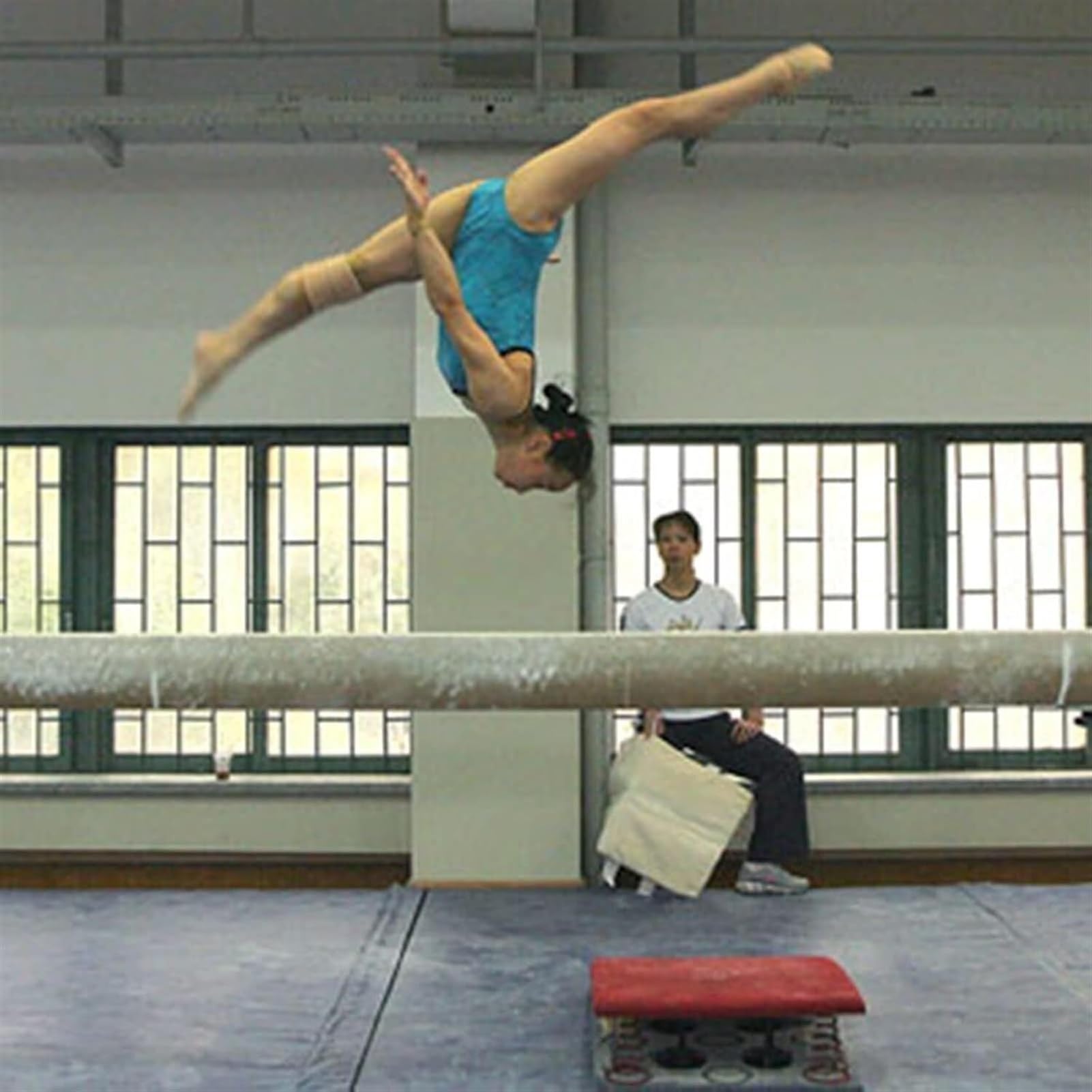 Przenośna zakrzywiona trampolina gimnastyczna, sklepienie z 6 sprężynami, wyposażenie skarbca, do szkoły, domowa siłownia, bar (Red 120x60cm)