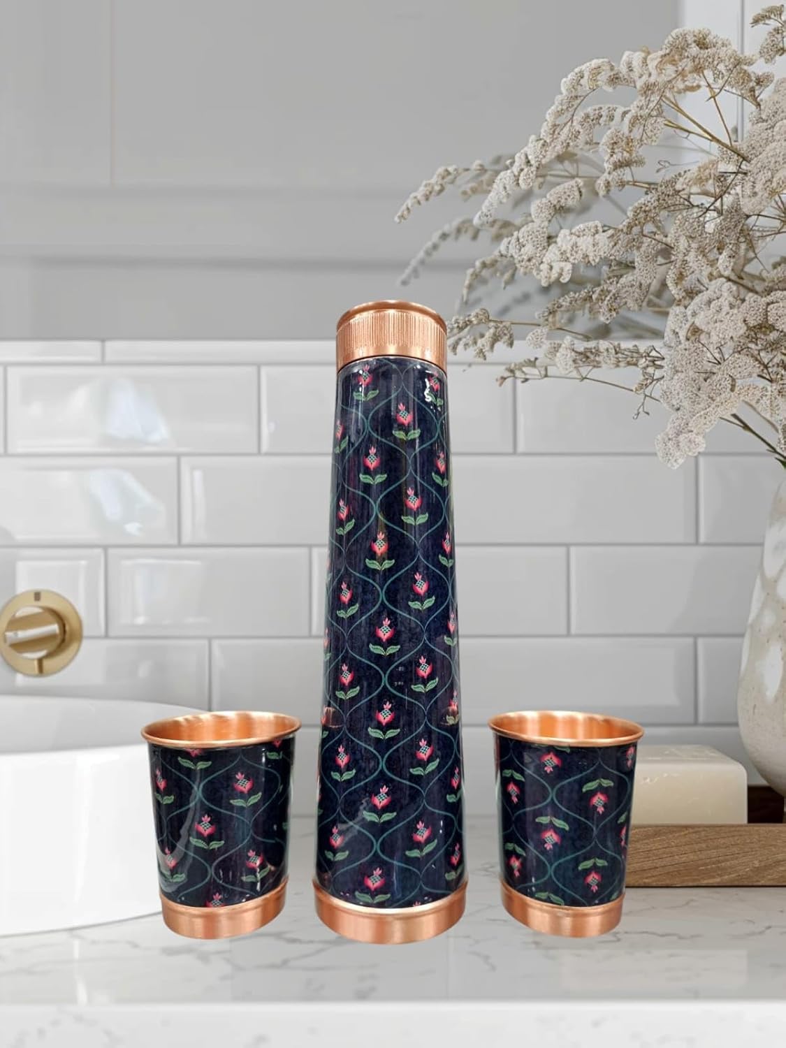 Bouteille d'eau en cuivre avec 2 verres bleus à motif floral gravé - Coffret cadeau - Bienfaits ayurvédiques pour la santé - Bouteille incurvée de 930 ml avec verre de 290 ml