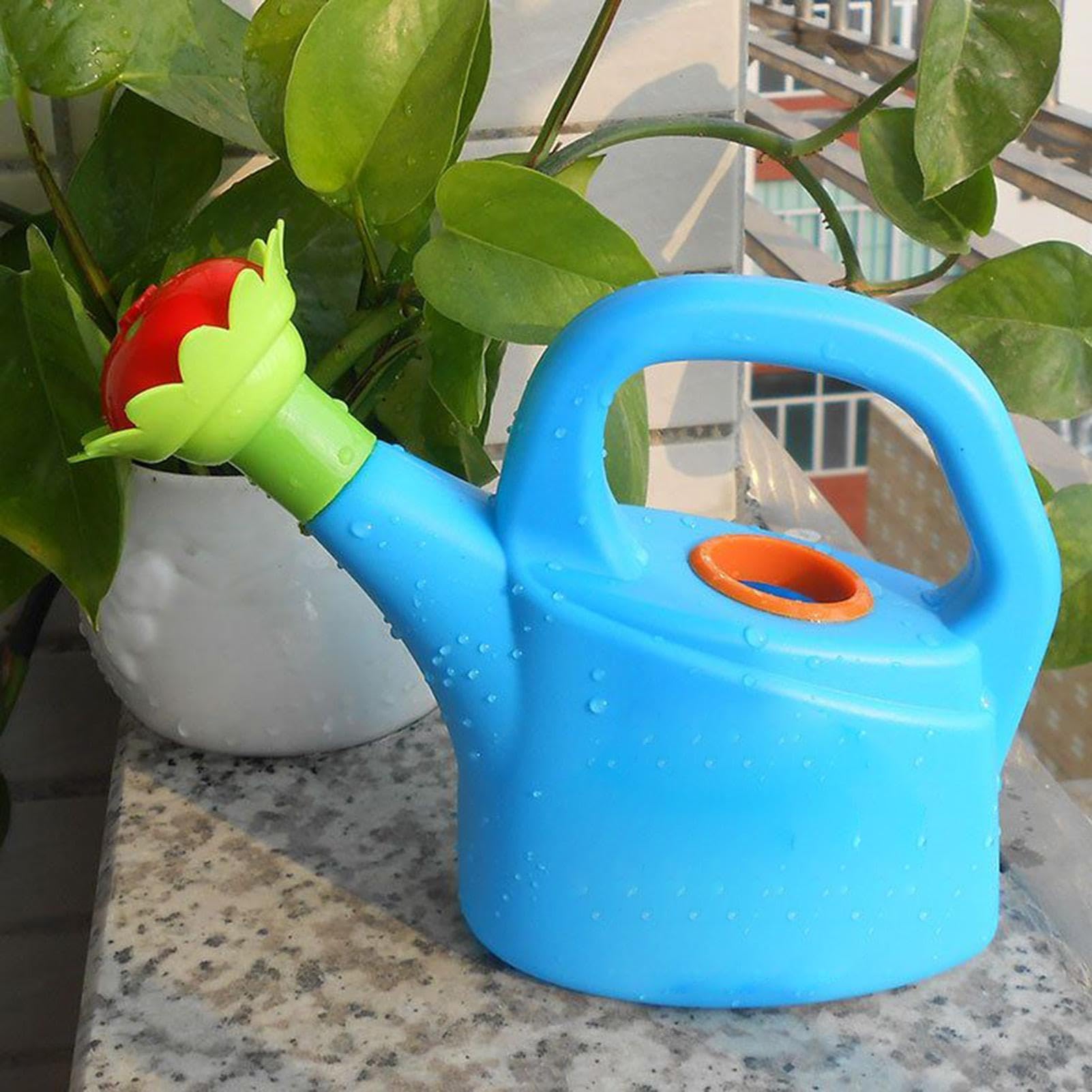 Bonita regadera infantil para jardín y balcón