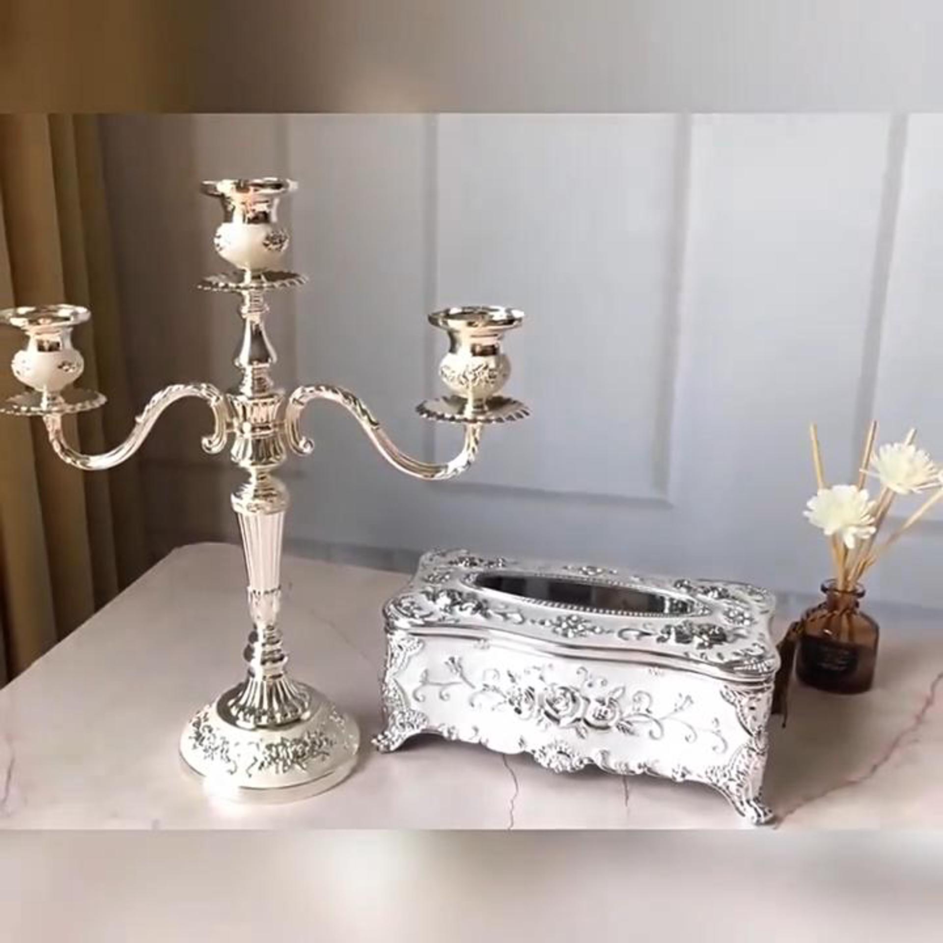 Candelabro De Metal De 3 Brazos - Altura Total 25 Cm, Base De 10.5 Cm - Color Plata (también Disponible En Oro) - Ideal Para Bodas, Cenas Y Decoración De Centro De Mesa