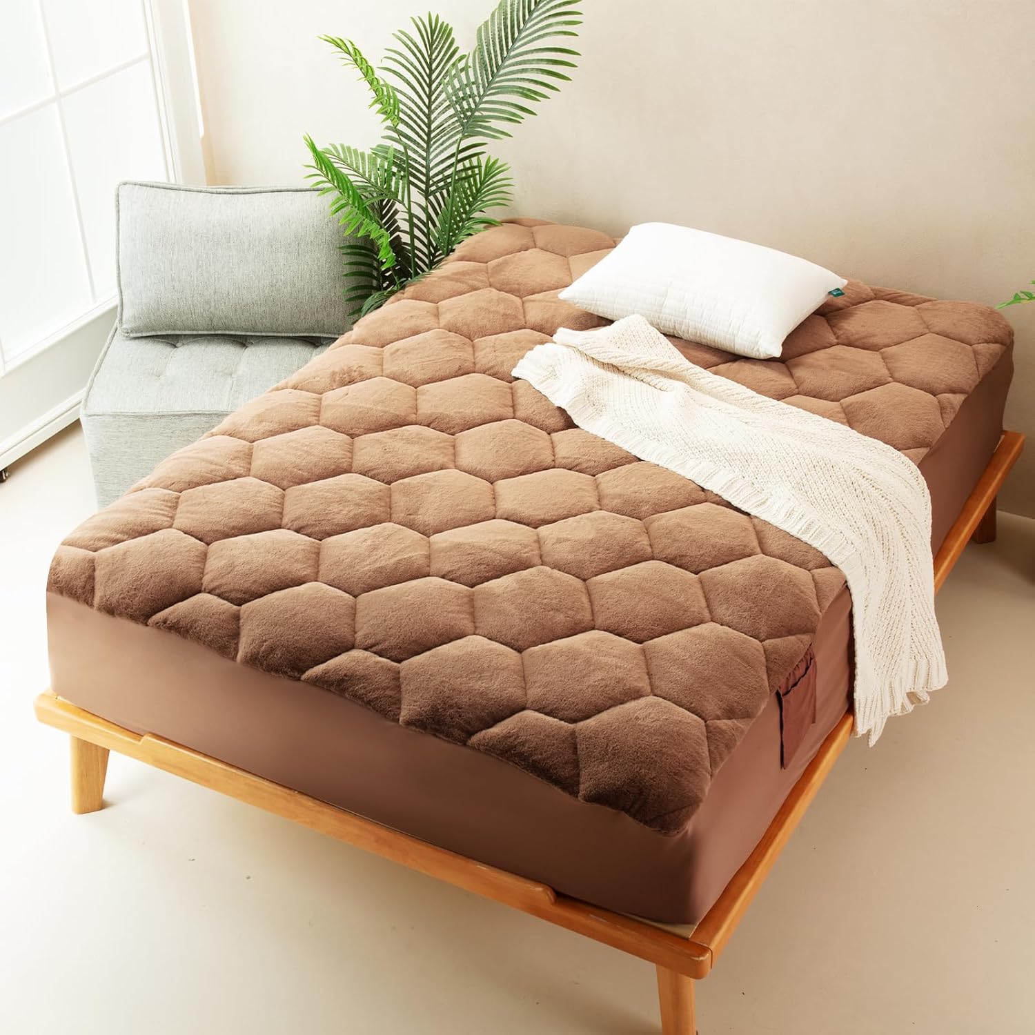 Faux Fur Fitted Mattress Pad Quilted Bottom Sheet, Fluffy Mattress Protector Cover, Luxury Soft Fitted Sheet Mattress Topper with 8-21" Deep Pocket Full