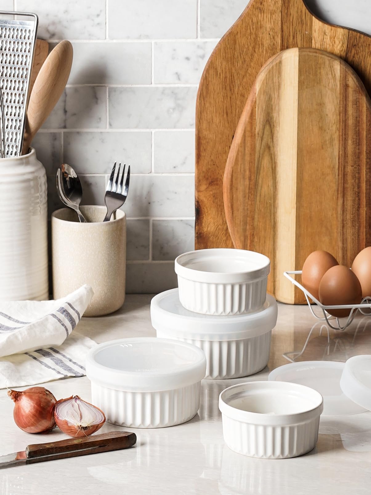 LE TAUCI Ramequines con tapas, 4 onzas, aptos para horno, cuencos de ramequín de crema brulee, platos de cerámica con cubiertas, tazas de natillas para hornear, pudín, servir salsa, helado, juego de