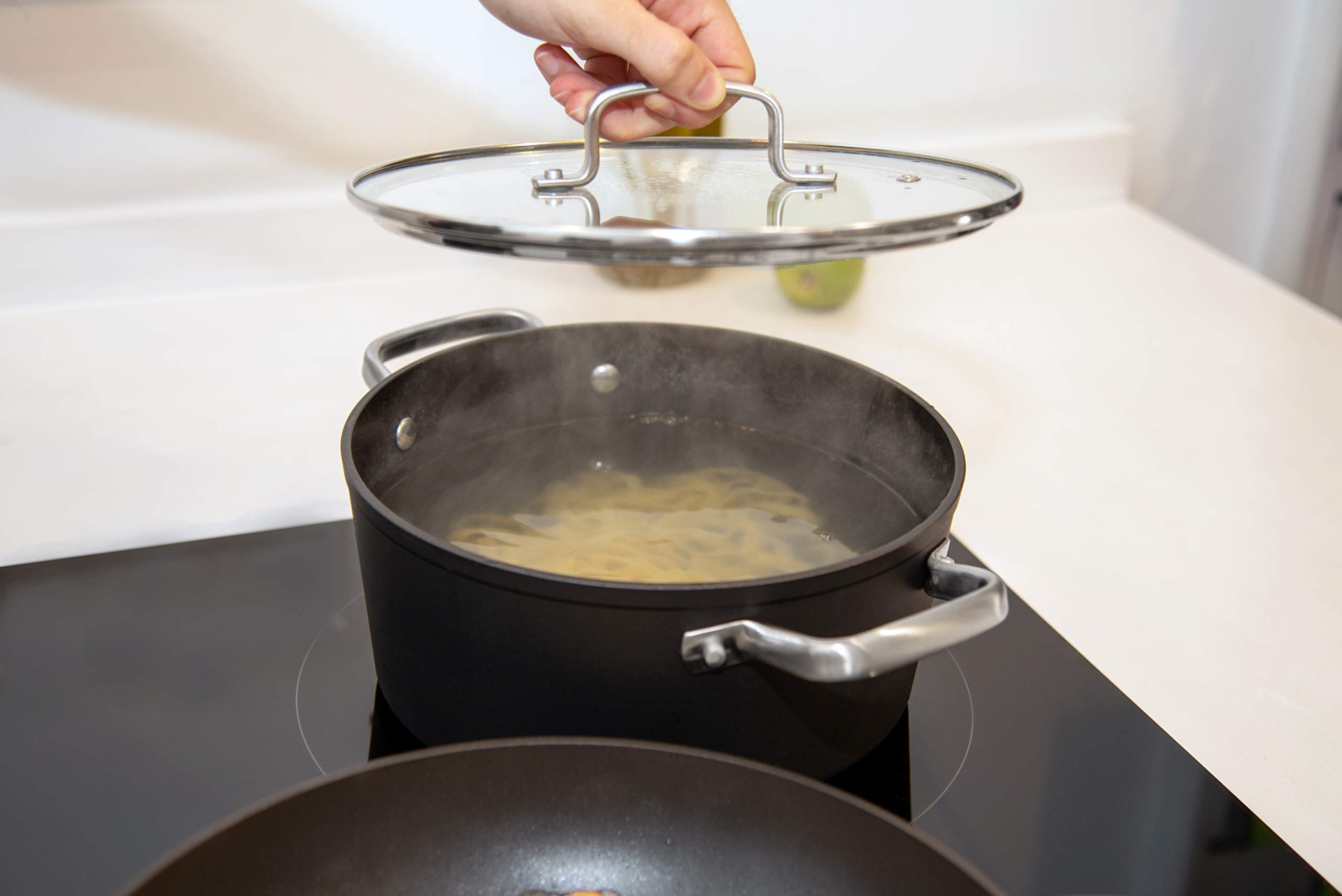 Arcos Serie Samoa | Cacerola Antiadherente 24 cm y 4,3 L | Aluminio Forjado | Apta cualquier cocina | Asas Acero Inoxidable Efecto Frio | Sistema ahorro energético | Apta lavavajillas | Color Negro