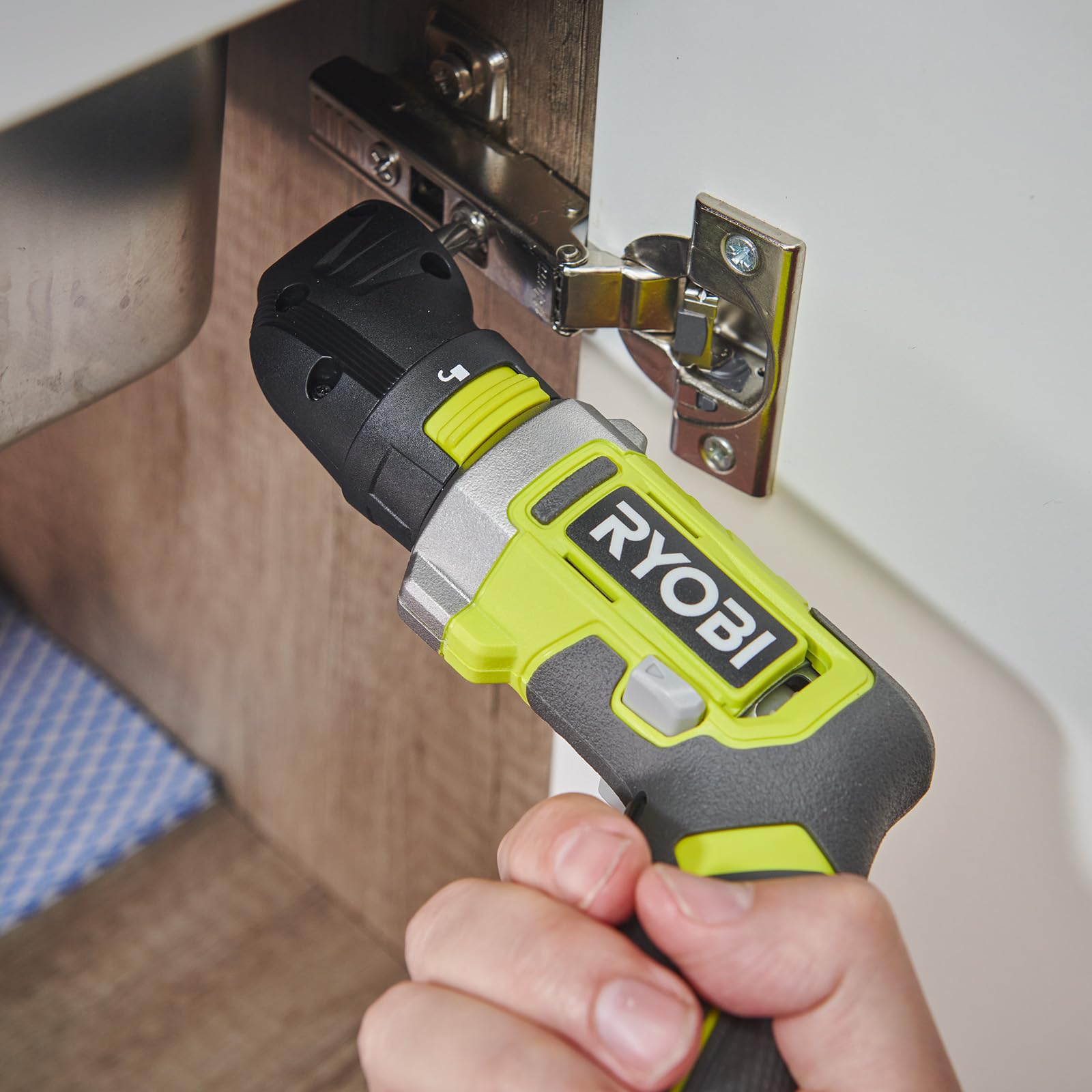 Avvitatore RYOBI 4V USB Litio - 1 batteria 2,0Ah - confezione da 10 punte - mandrino remoto - ingranaggio angolare - RSD