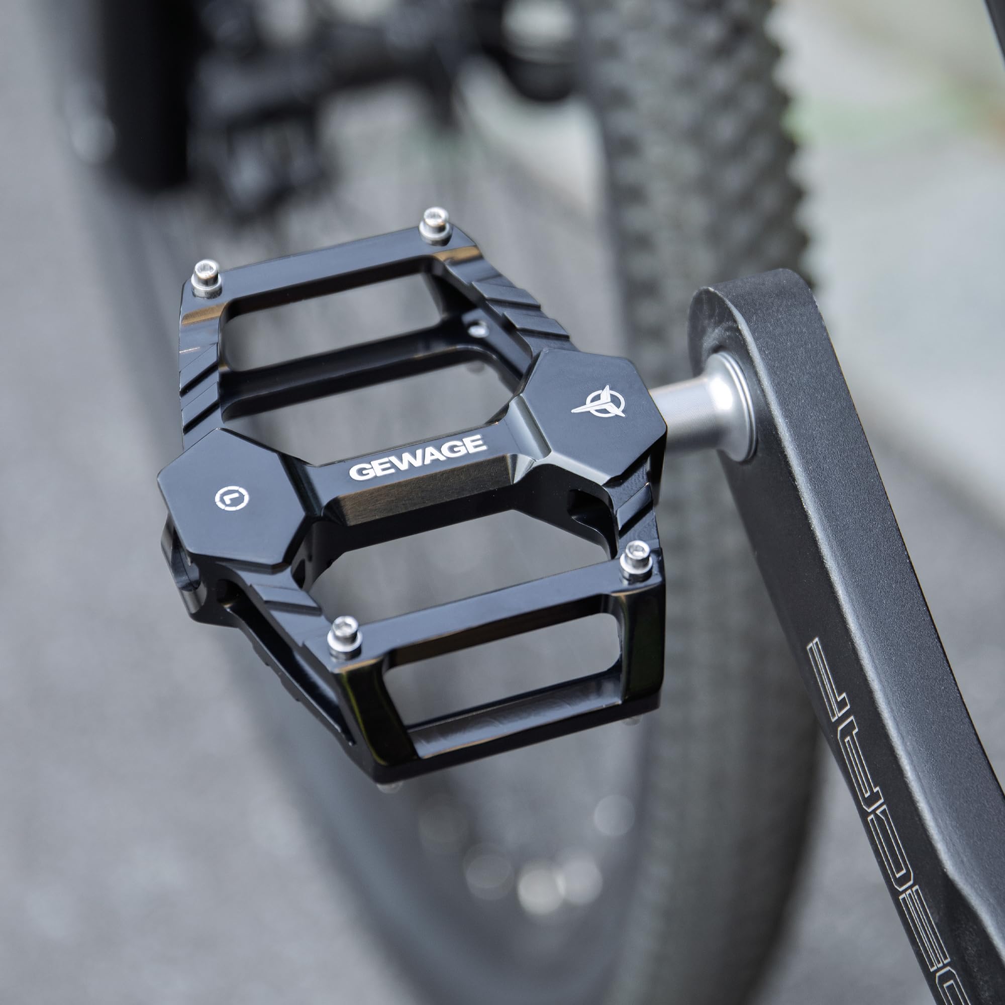 GEWAGE Jeu de pédales de vélo – Pédales en Aluminium CNC avec axe CR-Mo, Seulement 283 g, Picots antidérapants, pédales polyvalentes pour VTT, Gravel, Trekking, Route et vélos Enfants