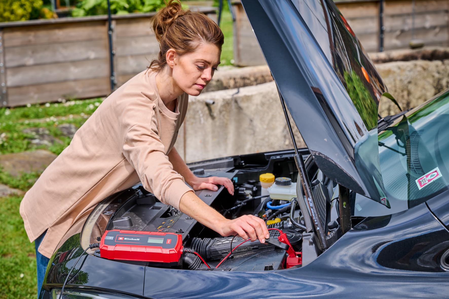 Einhell Caricabatterie CE-BC 5M LiFePO4 (caricabatterie intelligente da 12 V con controllo a microprocessore per diversi tipi di batterie, max. 5 A corrente di carica)