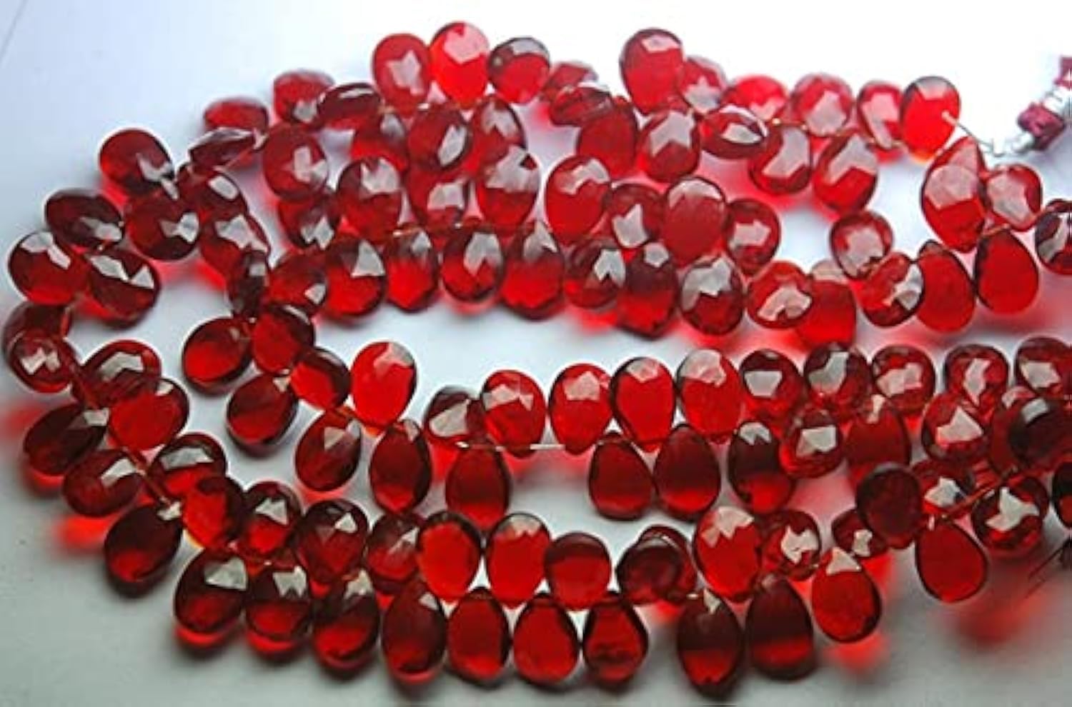 Quartz rouge rubis en briolettes facettées LKBEADS, insufflez de la passion à vos bijoux