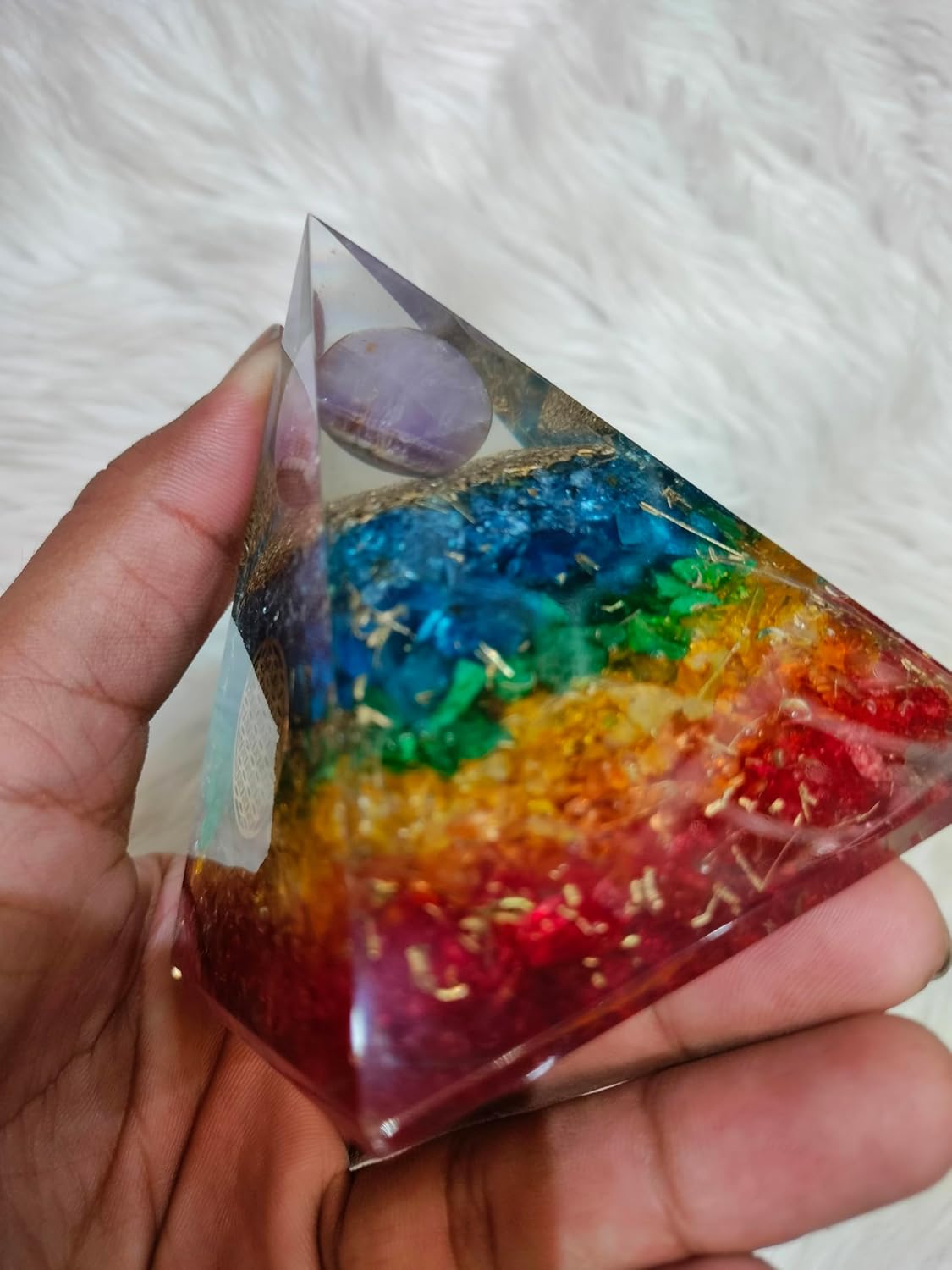 Rainbow Chakra Orgonite Pyramid – Seven Chakra Healing Crystal Pyramid for Reiki, Meditation & Positive Energy | Handmade Decorative Pyramid for Home & Office (Multicolor, Natural Stones)