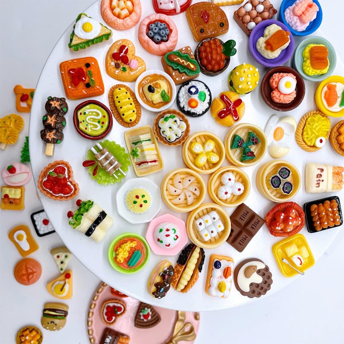 50 Piezas Comida y Bebida Miniatura, Accesorios para Casa de Muñecas, Set de Alimentos Miniatura, Mini Cocina, Accesorios para Muñecas Pequeñas, Vajilla de Juguete, Estilos Aleatorios